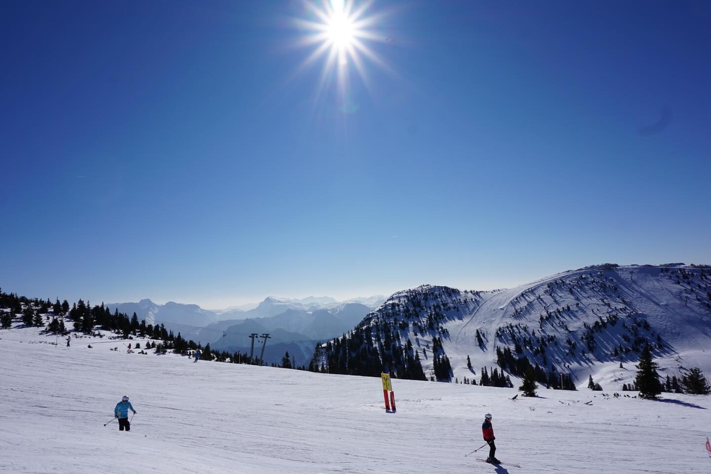 Das Hochkar @hochkar startet heute in die Wintersaison – und wir sind bereit für euch! ❄️🎿
Nach einem perfekten Skitag wartet bei uns gutes Essen, gemütliche Wärme und echte Gastfreundschaft.🤍
Öffnungszeiten Hochkar⛷️
Täglich von 09:00 - 16:00 🕓
https://www.hochkar.com/
Auf einen fantastischen Winterstart! ⛷️❤️
📍 Gasthof Stiegenwirt, Palfau
📞 +43 664 41 44 251
📧 office@stiegenwirt.at
🌐 www.stiegenwirt.at l 🔗 in der Bio
#stiegenwirt_palfau#palfau#hochkar#saisonstart#winter#wintersaison#schifahren🎿 #ybbstaleralpen#wildnisgebietdürrenstein#visitniederösterreich#1000thingsinaustria