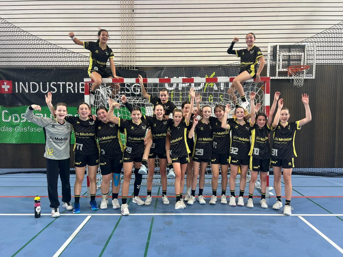 Danke dem Sieg gegen die 2 Platzierten SG Züri- Obersee haben sich die FU14 Hornets für die Elite Abstiegsrunde qualifiziert. Nun rocken wir das Ding! #handball #spass #sieg #hcflawil #elite