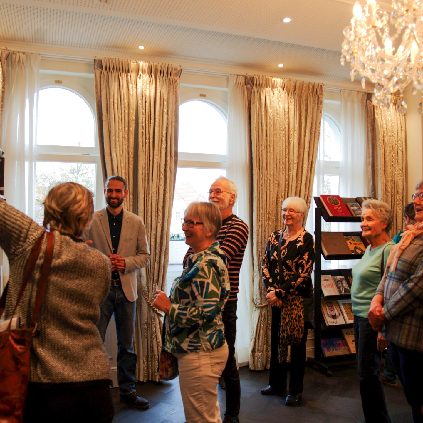 Neugier, Austausch und neue Perspektiven ✨
Eine Besuchergruppe der VHS Neukölln hat im Rahmen ihres Kurses „Blick hinter die Kulissen“ den Divan besucht. Für viele war es der erste Kontakt mit der Vielfalt der arabischen Welt – und ein inspirierender noch dazu.
Danke für das große Interesse und die spannenden Gespräche!في 3 ديسمبر 2025 استقبل الديوان – البيت الثقافي العربي في برلين مجموعة من المشاركين في دورات كبار السن في مدرسة فولكس هوخشوله نويكولن. خلال جولة استمرت قرابة ساعتين، تعرّف المشاركون على رسالة الديوان ودوره كمنصة للحوار الثقافي العربي-الألماني، وعلى غنى اللغة والثقافة والتاريخ العربي. نشكر المجموعة على اهتمامها وحواراتها القيّمة.#DivanBerlin #VHSNeukölln #Kulturdialog #ArabischeKultur #DeutschArabisch #kulturberlin Neugier, Austausch und neue Perspektiven ✨
Eine Besuchergruppe der VHS Neukölln hat im Rahmen ihres Kurses „Blick hinter die Kulissen“ den Divan besucht. Für viele war es der erste Kontakt mit der Vielfalt der arabischen Welt – und ein inspirierender noch dazu.
Danke für das große Interesse und die spannenden Gespräche!في 3 ديسمبر 2025 استقبل الديوان – البيت الثقافي العربي في برلين مجموعة من المشاركين في دورات كبار السن في مدرسة فولكس هوخشوله نويكولن. خلال جولة استمرت قرابة ساعتين، تعرّف المشاركون على رسالة الديوان ودوره كمنصة للحوار الثقافي العربي-الألماني، وعلى غنى اللغة والثقافة والتاريخ العربي. نشكر المجموعة على اهتمامها وحواراتها القيّمة.#DivanBerlin #VHSNeukölln #Kulturdialog #ArabischeKultur #DeutschArabisch #kulturberlin