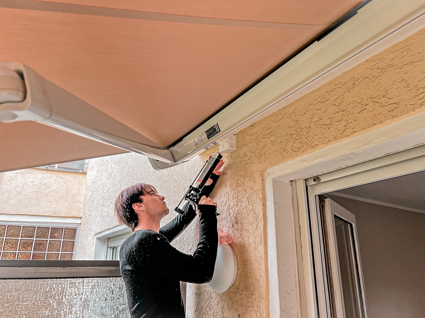 Bei dieser Markise ging es um die letzten sauberen Details: Der Kollege zieht gerade eine frische Silikonnaht, damit alles dicht, ordentlich und langlebig bleibt. Genau solche Feinarbeit sieht man später nicht sofort, aber sie macht den Unterschied bei der Qualität.
Eine Montage, bei der Technik und Handwerk Hand in Hand laufen. 🙌🏽