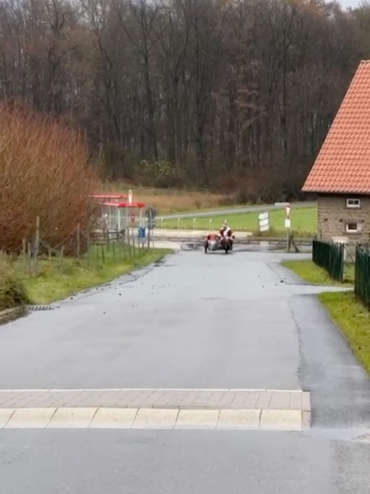 ✨ Rückblick auf ein besonderes Wochenende in der Rehaklinik Werscherberg ✨
Am 06.12. war es endlich so weit: Der Nikolaus hat unsere Klinik besucht und allen Kindern eine große Freude bereitet! 🎅🎁
Im Gepäck hatte er liebevoll ausgewählte Pixi-Bücher – voller Spielideen für drinnen und draußen, perfekt für die Winterzeit.
Ein echtes Highlight: Dieses Jahr kam der Nikolaus nicht mit dem Schlitten, sondern mit dem Motorrad angefahren! 🏍️✨
Auf dem Marktplatz der Klinik wurde er von strahlenden Kinderaugen empfangen – und die Begeisterung war riesig.
Vielen Dank an alle, die diesen besonderen Moment möglich gemacht haben. ❤️
#RehaklinikWerscherberg #Sprachheilreha #Nikolaus Kinderlachen Rückblick Gemeinschaft Weihnachtszeit