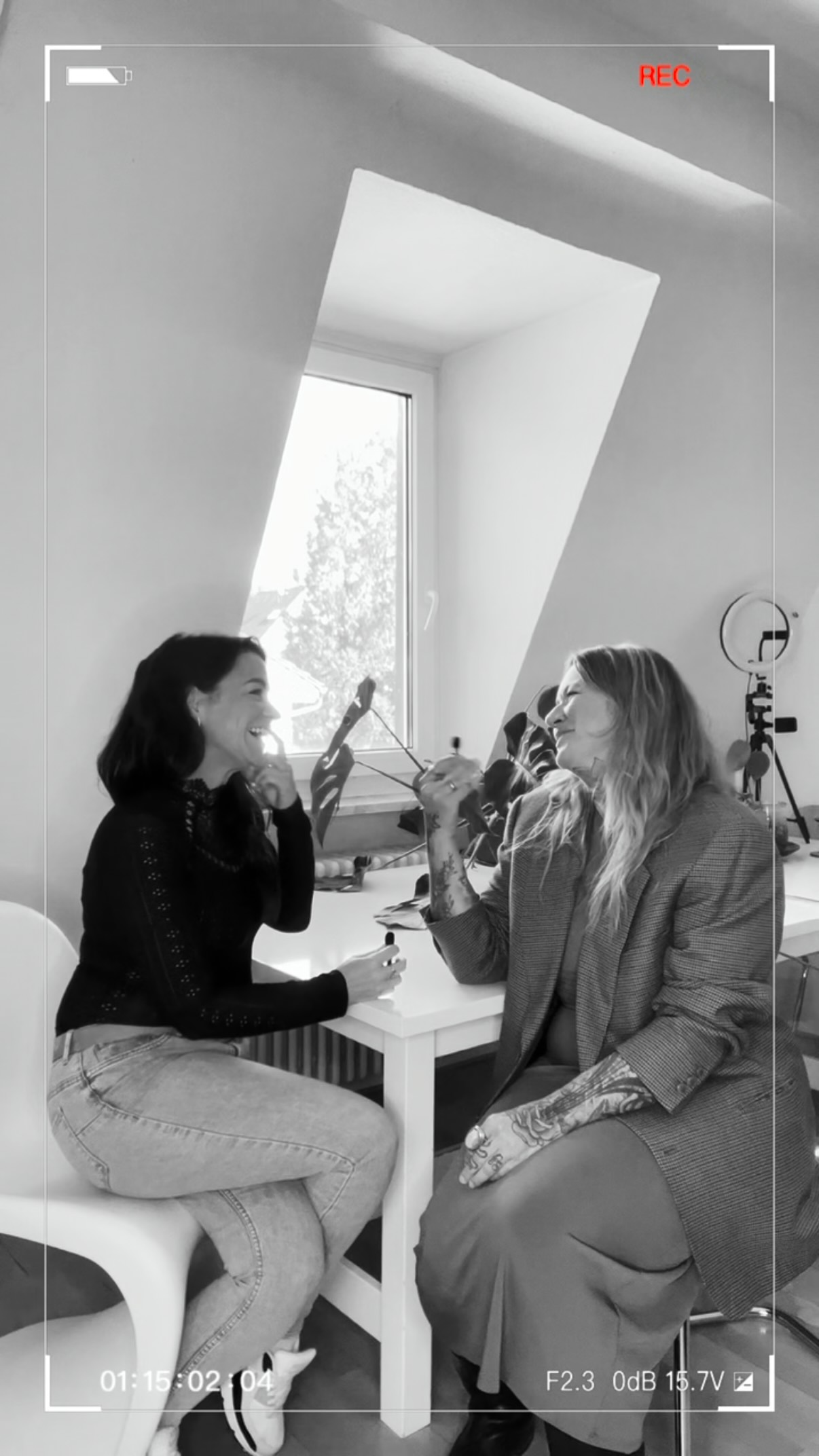 Sinn im Kopf. Spaß im Herz.✨
Unity Impact ist ein mehr oder minder neues Format, das dieses Jahr entstanden ist.
Was als Idee begann, wird gerade zu etwas richtig Rundem. Mit Tiefe. Mit Humor. Mit echten Gesprächen. Und mit der wichtigen Fähigkeit, auch mal über sich selbst zu lachen. 🤍
Gemeinsam mit Andrea Bittner von @lebe_dein_sein haben wir Inhalte entwickelt rund um:
• Persönlichkeit & Entwicklung
• Kommunikation & Unternehmenskultur
• Führung mit Haltung
• Mensch & Marke
• Authentisches Sein im Business
Mehr Infos gibt’s auf 👉 www.unityimpact.de