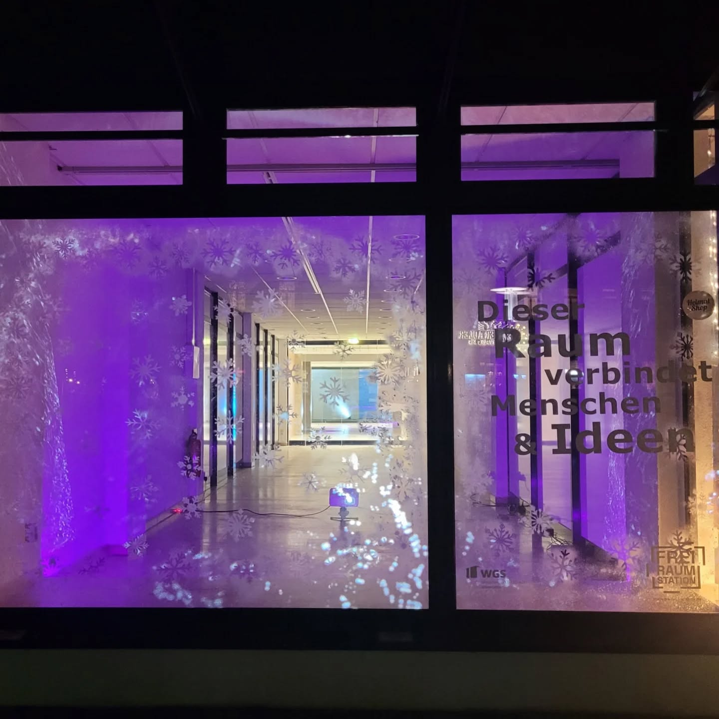 LICHTKUNST, GLÜHWEINBAR UND MUSIK
HEUTE 18.12.2026 ab 16 UHR - KONZERT 17 UHR
Am letzten Donnerstag wurde die Marktpassage im @stadt.soemmerda in ein buntes Lichtermehr getaucht.
Gemeinsam mit der WGS - Wohnungsgesellschaft Sömmerda wurden Gewerbetreibende, Mieter, Interessierte, Kreativschaffende an die PopUp Glühweinbar eingeladen.
Begleitet wurde dies nicht nur mit der Lichtkunst sondern auch mit einem kleinen Weihnachtskonzert von Jazzpianist Stefan Nagler.
HEUTE 18.12.25 ist die temporäre Bühne wieder geöffnet und zu Gast ist eine andere tolle musikalische Überraschung. Der Eintritt ist frei und Konzert startet um 17 Uhr in der Marktpassage in Sömmerda.
Die Flächen zwischen ca. 40-100m2 stehen auch für andere Nutzung und Ladenkonzepte zur Verfügung. Hier ist die WGS im Sömmerda für viele kreative Ideen offen.
#Sömmerda #thueringen #innenstadtentwicklung #leerstandbelebung #kunstbrauchtRaum #musikbrauchtraum #diezukunftsoptimisten #freiraumstation