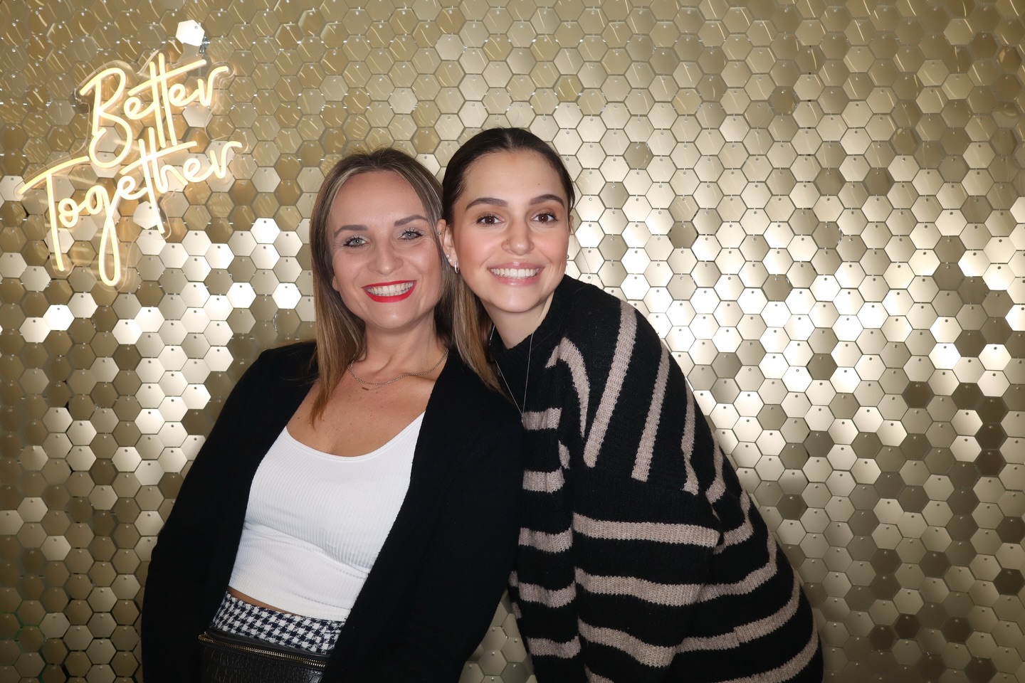 ✨ Neu bei unserer Fotobox: KI-Effekte zum Dazubuchen! ✨Macht euer Event jetzt noch unvergesslicher! Mit unserer neuen KI-Funktion können eure Gäste aus jedem aufgenommenen Foto verschiedene kreative Motive auswählen. Ob lustig, stylisch oder außergewöhnlich – die KI verwandelt die Bilder in echte Highlights 📸🤖🎉 Mehr Spaß für eure Gäste
🎭 Individuelle Motive für jeden Geschmack
📷 Aus einem Foto – viele VariantenPerfekt für Hochzeiten, Firmenfeiern, Geburtstage oder Events aller Art. Die KI sorgt für Überraschung, Lacher und einzigartige Erinnerungen, die garantiert im Gedächtnis bleiben.👉 Jetzt zur Fotobox dazubuchen und euer Event auf das nächste Level heben!#Fotobox #FotoboxMieten #KI #KIFunktion
#fotoboxmietenmünchen #EventHighlights #EventSpaß
#PartyVibes #UnvergesslicheMomente #EventEntertainment #Hochzeit #Hochzeitsfotobox
#Firmenevent #Geburtstagsfeier #Eventideen
#bridetobe2026 #FotoboxLiebe
#Gästeunterhaltung #EventTrends #funmoments