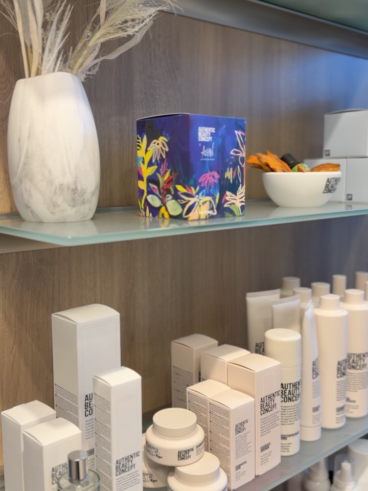 Ein neues Jahr beginnt – mit neuen Impulsen für Schönheit und Handwerk.
Hochwertige Produkte, fundiertes Wissen und Inspiration für anspruchsvolle Ergebnisse. Unsere Weiterbildung für Produkte von Authentic Bauty Concept.
Lassen Sie uns gemeinsam das Jahr mit Expertise, Eleganz und Leidenschaft für perfektes Haar eröffnen. ✨✂️