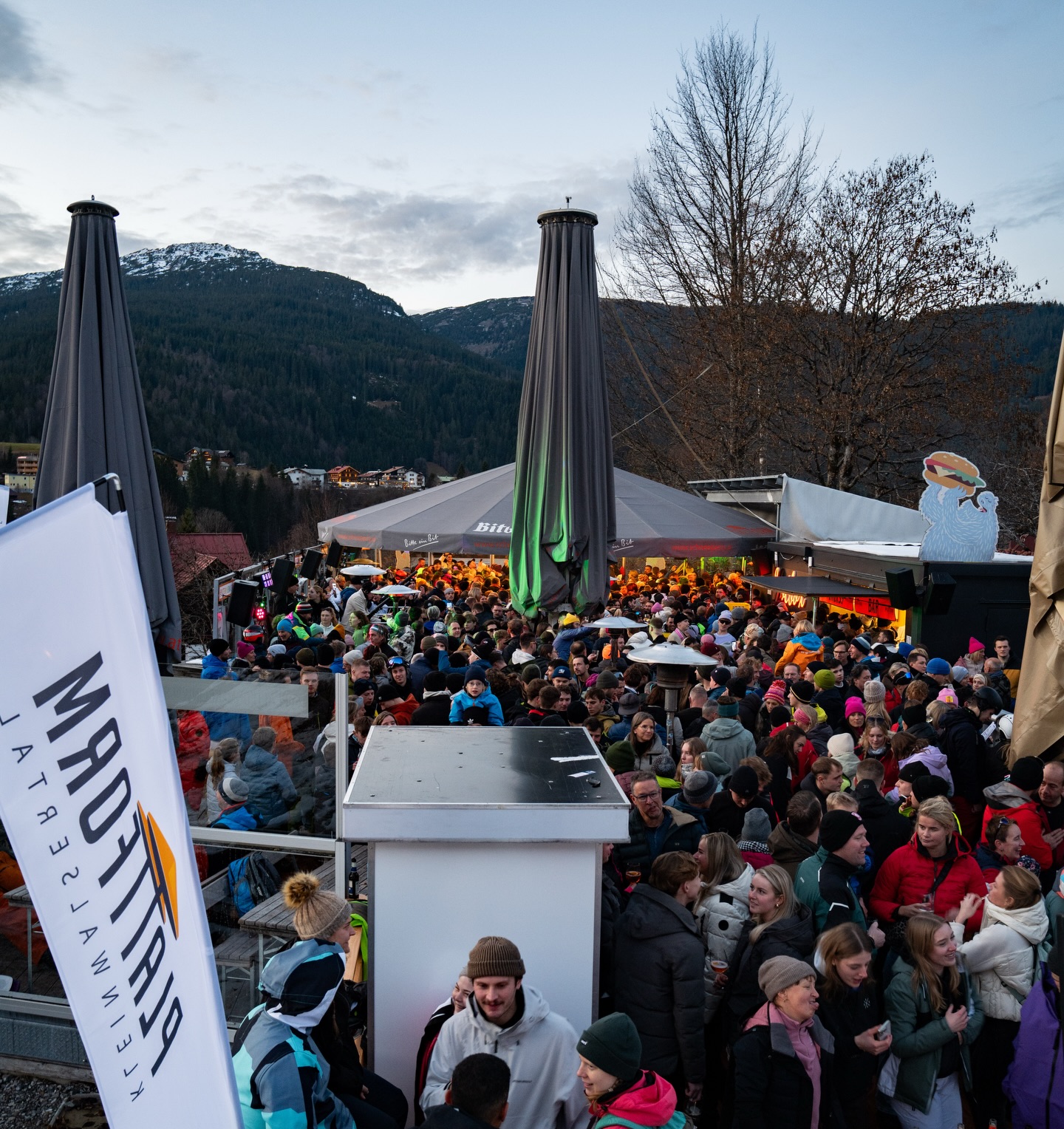 Après-Ski genau so, wie er sein soll ❄️🔥
Gute Musik, volle Plattform und beste Stimmung.
Hier bist du richtig.
📍 Plattform Kleinwalsertal
#apresski #apresskivibes #plattformkleinwalsertal #kleinwalsertal #schirmbar #wintervibes #austria #allgäu #apresskiparty #alpstyle #snowparty #afterparty