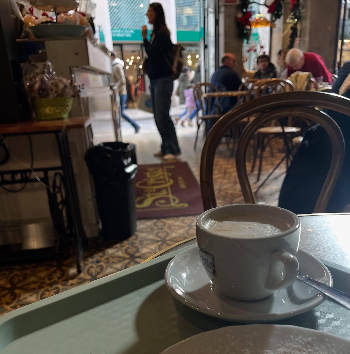 Das alte jüdische Viertel, erkennbar u.a. am „Carrer de Monte Sion“ (Zionsberg).
Jesus ist Jude.
Sein hebräischer Name ist Jeschua יֵשׁוּעַ, eine Kurzform des Namens Jehoschua (Josua), was „Gott ist Rettung“ oder „Gott rettet“ bedeutet.