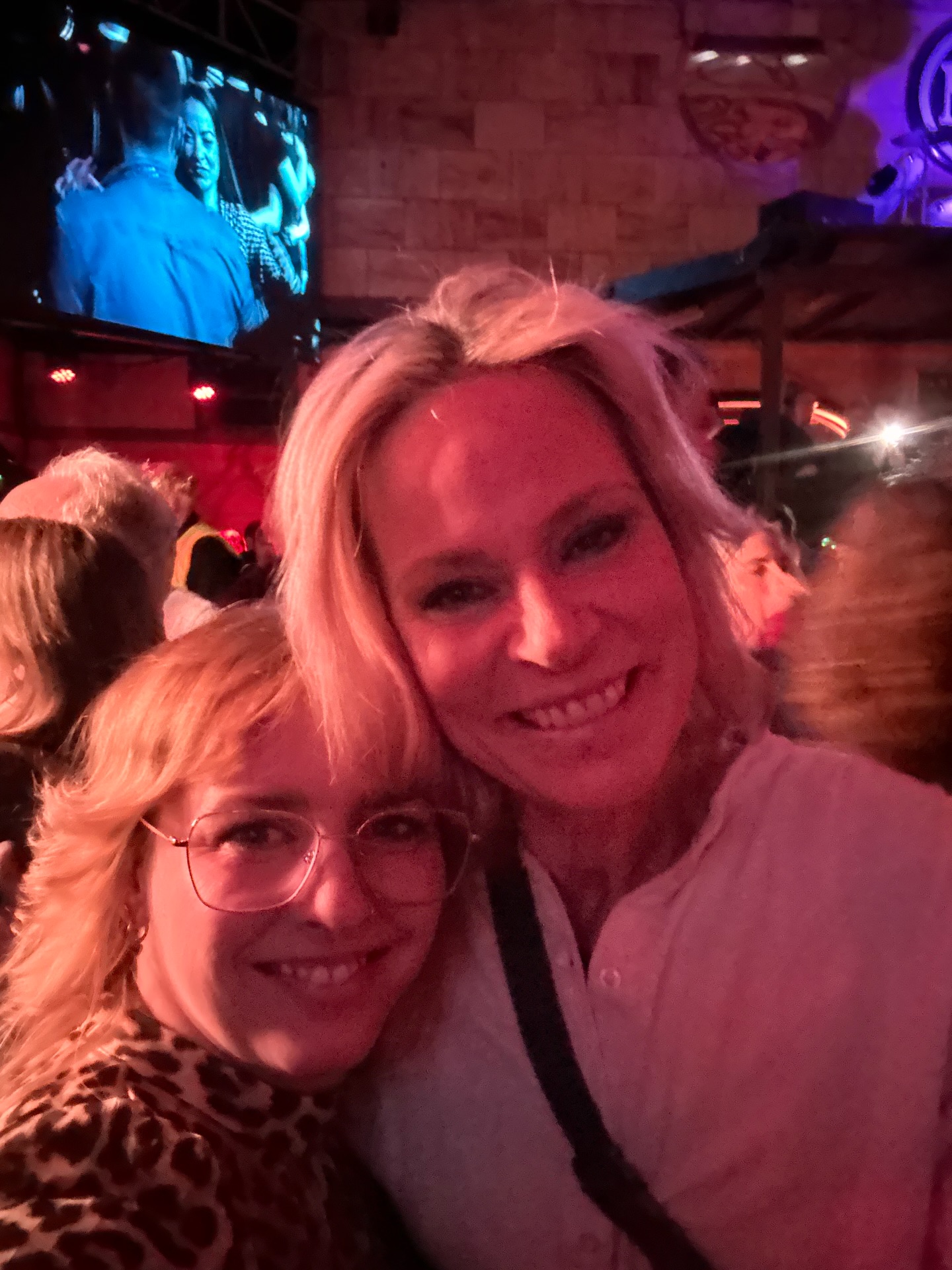 Ein kleiner Wochenendrückblick😊
Gute Laune, kalte Luft und die besten Mädels dabei💚
Wir hatten super viel Spaß.
Kohlfahrt im @aladinmusichall
Unsere Kohlköniginnen Manon und Domi dürfen nächstes Jahr unsere Kohlfahrt planen 😊
#homeofhairbremen #kohlfahrt2026 #kohlundpinkel #wirhattenspaß #coolemädels
