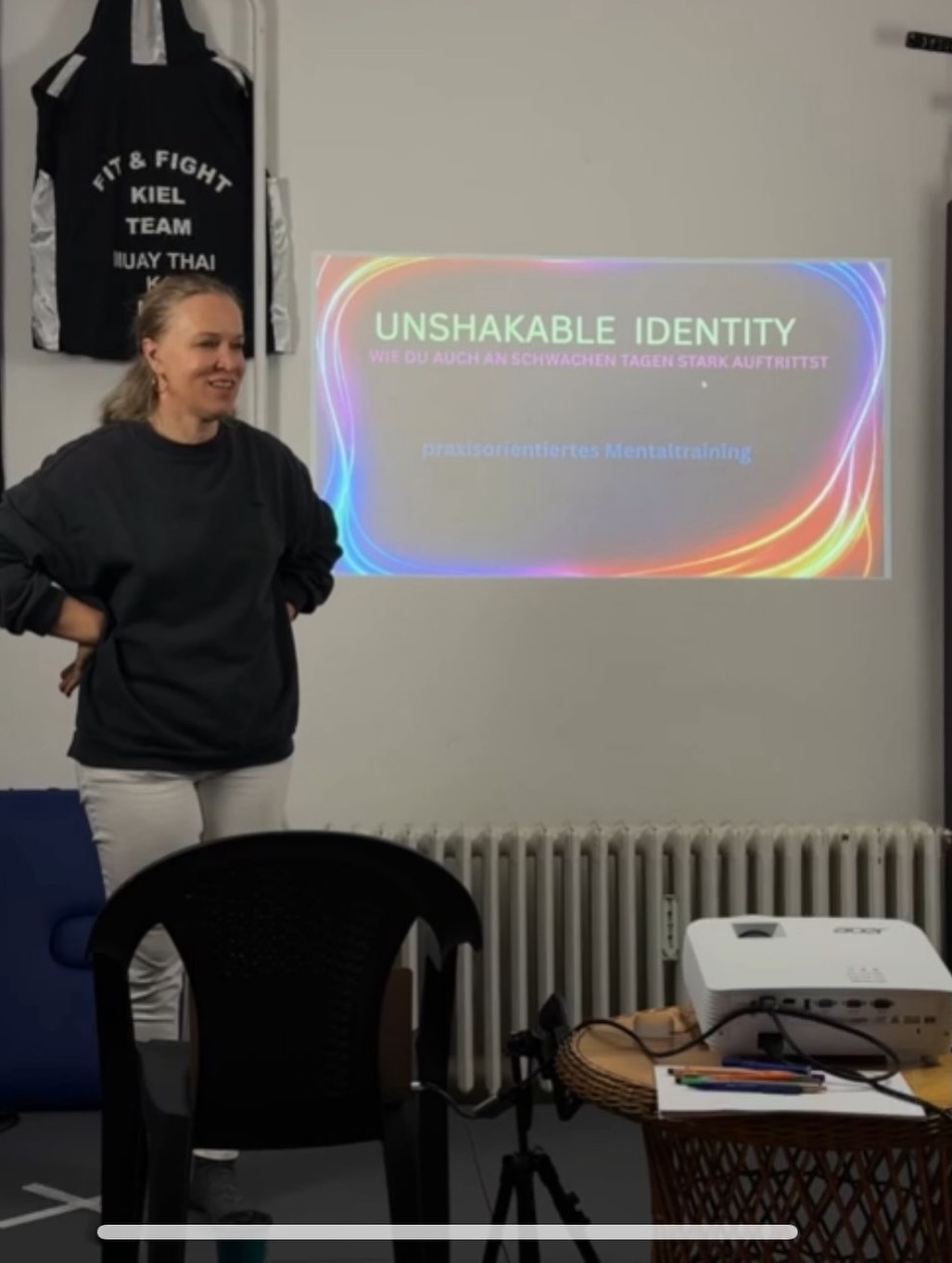 Workshop in einer Sportschule (Aufzeichnung demnächst in meinem member Bereich auf YouTube)
Worauf wir unseren Selbstwert bauen, ist keine kleine Frage.
Meist bauen wir ihn auf Dinge, die früher oder später einknicken, vergehen und eben nicht unerschütterlich sind. Das gilt sogar für Dinge wie Bildung (kannst du noch die Sprachen, die du in der Schule gelernt hast? Erinnerst du dich noch an das Prüfungswissen von damals - ich jedenfalls größtenteils nicht!).
Ein großes Thema.
Unsere deutsche Verfassung drückt es so aus:
Die Würde des Menschen ist unantastbar.
Warum eigentlich?
Weil wir im Ebenbild Gottes geschaffen sind.
Und hier liegt auch der Schlüssel zu unserer Identität, die Zeit und Krisen überdauert.