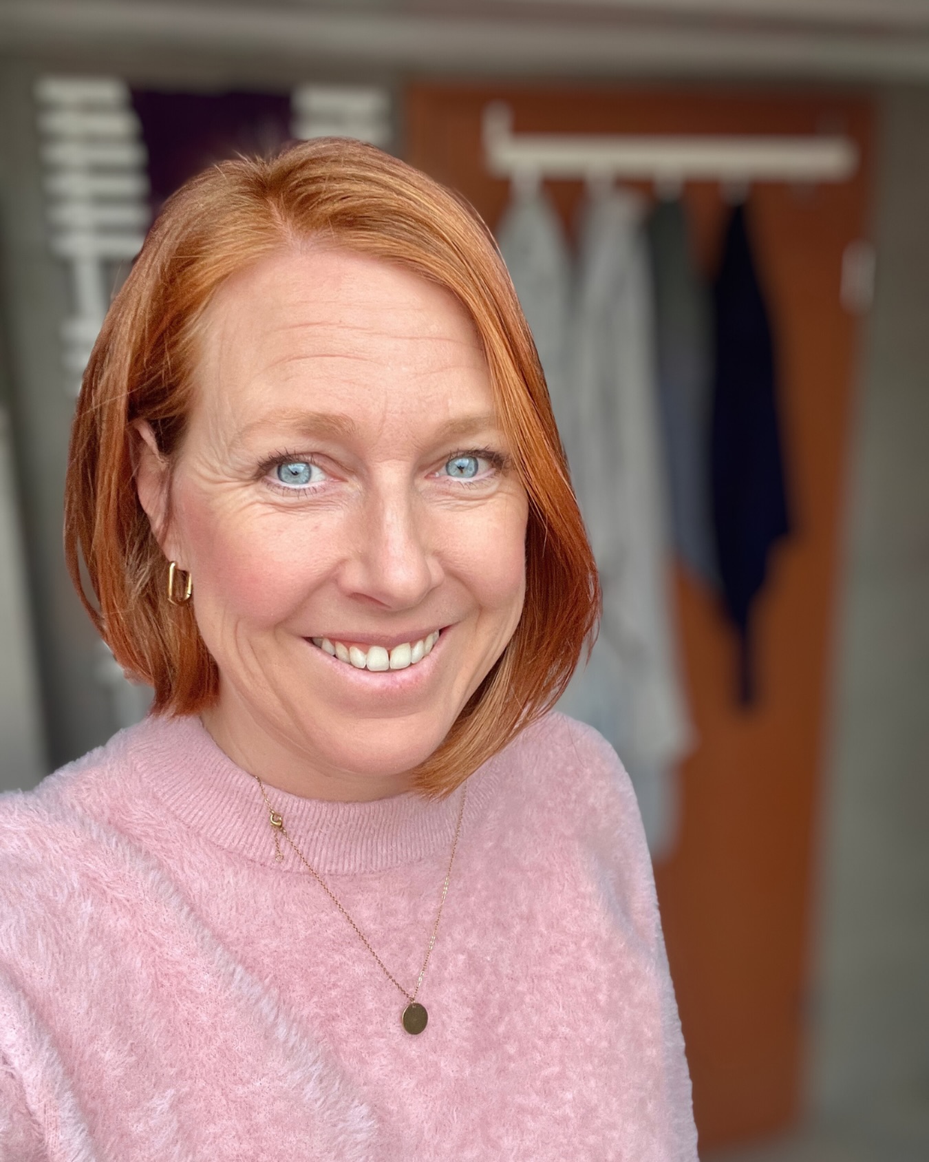 Kennst du Vorbilder, die all das auf einmal leben?
Menschen, die für ihre Arbeit brennen, viel Zeit für ihre Kinder haben und dabei selbst nicht auf der Strecke bleiben?
Ich kenne wenige.
Als ich nach der Geburt wieder arbeiten wollte, war mir klar: Ich will meinen Beruf. Ich will als Mama präsent sein. Und ich will Zeit für mich.
Ich will nicht eins davon. Ich will sie alle.
Aber dann bin ich über etwas gestolpert: Meine alten Überzeugungen.
Plötzlich hatte ich Erwartungsdruck. Perfektionismus. Das Gefühl, überall zu wenig zu sein.
Das Problem? In mir liefen alte Programme ab – wie ein Autopilot.
Die Mama, die immer da war – aber nicht arbeiten konnte.
Der Papa, der nur auf der Arbeit war.
Das Kollektiv, das sagt: „So ist das eben.“
Und du kannst dich da nicht rausdenken.
Ganz viele wissen ja schon, dass sie es anders brauchen. Und kriegen trotzdem diesen Sprung nicht hin.
Weil dieser innere Autopilot sich wiederholt. Und wiederholt. Und wiederholt.
Genau da liebe ich die Clearings mit Grace Integrity® by Patricia Saint Clair.
Die Clearingenergie ist wie eine riesige Taschenlampe. Deine Themen steigen auf. Du wirst dir ihrer bewusst. Und kannst sie wandeln.
Du verlierst die Resonanz zu deinen alten Mustern.
─────
5. & 6. Februar: 48h Clearing „Vereinbarkeit Familie & Beruf“
Wenn du spürst, dass das dein Thema ist – die Türen sind geöffnet.
Link in Bio 💫
Frequenzarbeit | Grace Integrity | Friedliche Familie | Alte Muster lösen | Vereinbarkeit Familie & Beruf