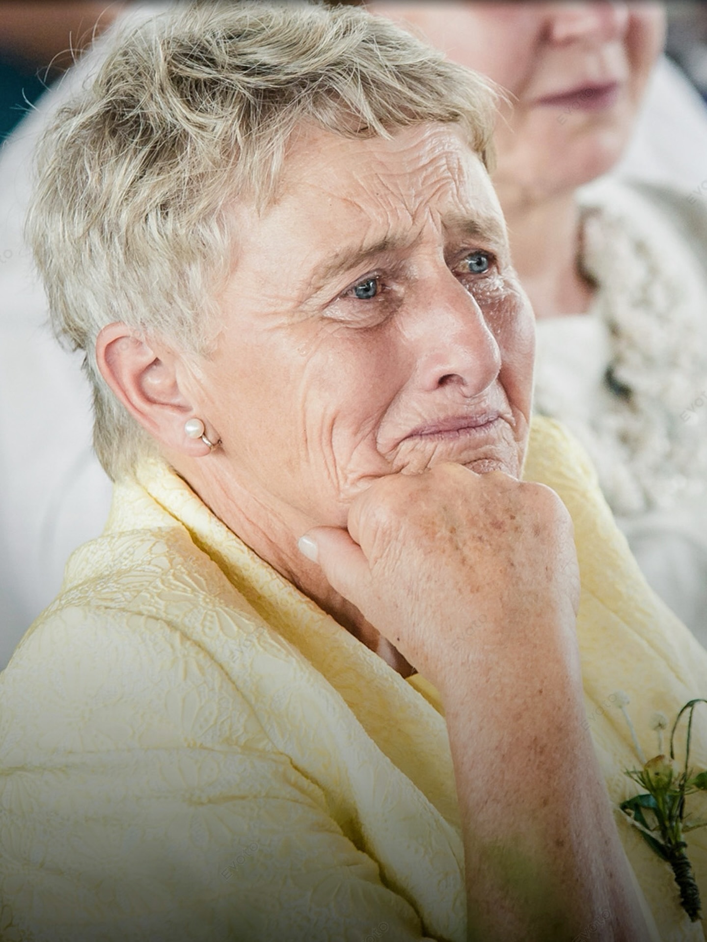 Fotografie, Video, 3D & Webdesign Brandenburg | M. Friel 7 Technik ist das Fundament. Emotionen sind das Ziel. Dieses Bild ist der Grund, warum ich fotografiere. Die Mutter der Braut ist eine beeindruckend starke Frau, die selten Tränen gezeigt hat. In diesem Moment, während der Rede, konnte sie nicht anders. Die Braut sagte mir später, wie viel ihr dieses eine Foto bedeutet. Es ist die „unposed“ Wahrheit. Keine Anweisung der Welt könnte diese Intensität künstlich erzeugen. Wer Licht versteht, weiß auch, wann er den Finger vom Auslöser lassen und wann er genau diesen einen, flüchtigen Moment festhalten muss. Eine Träne, die eigentlich enorme Stärke bedeutet. Refined, but real. Denn Perfektion ohne Gefühl ist am Ende nur eine leere Hülle. —— Technique is the foundation. Emotions are the goal. This image is the reason why I take photographs. The bride’s mother is an impressively strong woman who rarely shows her tears. At this moment, during the speech, she couldn’t help herself. The bride later told me how much this one photo means to her. It is the “unposed” truth. No instruction in the world could artificially create this intensity. Those who understand light also know when to take their finger off the shutter button and when to capture this one fleeting moment. A tear that actually signifies enormous strength. Refined, but real. Because perfection without emotion is ultimately just an empty shell.