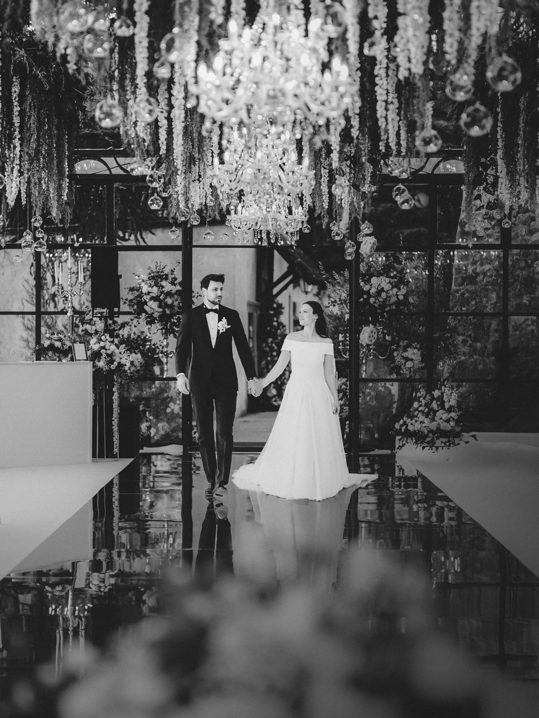 Fotografie, Video, 3D & Webdesign Brandenburg | M. Friel 8 Symmetrie ist kein Zufall. Es ist eine Entscheidung. Dieses Bild aus der Orangerie von Schloss Freudenstein in Südtirol zeigt, wie ich Räume „lese”. Meine Ausbildung zum 3D-Artist hat mich gelehrt, Licht und Geometrie physikalisch zu verstehen. Noch bevor die Kamera vor meinem Auge ist, scanne ich eine Location nach Linien, Reflexionen und Lichtwerten. In der Postproduktion nutze ich dieses Wissen nicht für künstliche Effekte, sondern für absolute Präzision. Das Ergebnis ist dieser Look: aufgeräumt. Klar. Hochwertig. Es ist ein Bild, das Ruhe ausstrahlt, obwohl es in einem hochdynamischen Moment entstanden ist. „Quiet Luxury” bedeutet für mich, die Perfektion im Hintergrund zu beherrschen, damit die Emotion im Vordergrund wirken kann. —— Symmetry is not a coincidence. It is a decision. This image from the orangery at Freudenstein Castle in South Tyrol shows how I “read” spaces. My training as a 3D artist taught me to understand light and geometry physically. Even before the camera is in front of my eye, I scan a location for lines, reflections, and light values. In post-production, I use this knowledge not for artificial effects, but for absolute precision. The result is this look: tidy. Clear. High-quality. It is an image that radiates calm, even though it was taken in a highly dynamic moment. For me, “quiet luxury” means mastering perfection in the background so that emotion can take center stage.