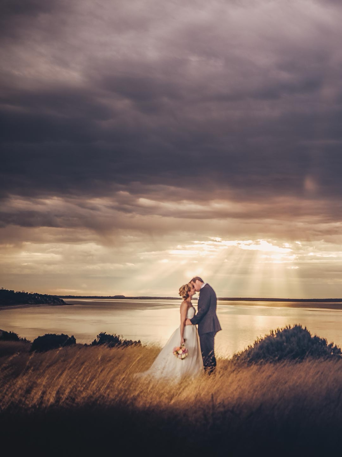 Fotografie, Video, 3D & Webdesign Brandenburg | M. Friel 3 Ich kann die Zeit nicht anhalten. Aber ich kann sie festhalten. Kangaroo Island, Australien. Minuten nach einem heftigen Regenschauer. Die Wolkendecke reißt auf und für einen kurzen Moment baut der Himmel diese Bühne auf. Dann ist das Licht weg. Es sind genau diese Sekunden, die an einem Hochzeitstag so schnell verfliegen. Mein Job ist es, da zu sein, bevor der Moment vorbei ist. Damit ihr ihn immer wieder erleben könnt. Ich weiß genau, wo ich stehen muss, wenn das Licht kommt. Ich gebe euch den Rahmen, ihr füllt ihn mit Leben. Das ist mein Anspruch für 2026: Echte, gewaltige Erinnerungen, kuratiert mit einem Auge für zeitlose Ästhetik. Das Booking für die kommende Saison ist in vollem Gange. Wenn ihr eure Geschichte festgehalten haben möchtet, meldet euch. Lasst uns sprechen! Link in Bio. —— I can’t stop time. But I can capture it. Kangaroo Island, Australia. Minutes after a heavy rain shower. The cloud cover breaks and for a brief moment the sky sets the stage. Then the light is gone. It is precisely these seconds that fly by so quickly on a wedding day. My job is to be there before the moment is over. So that you can relive it again and again. I know exactly where to stand when the light comes. I give you the frame, you fill it with life. That is my goal for 2026: genuine, powerful memories, curated with an eye for timeless aesthetics. Bookings for the coming season are in full swing. If you would like to have your story captured, please get in touch. Let’s talk! Link in bio.