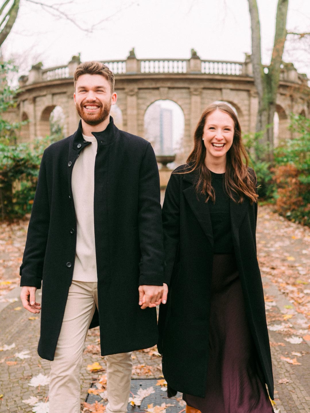 Fotografie, Video, 3D & Webdesign Brandenburg | M. Friel 5 Laura & Jack. Berlin state of mind. Für dieses Engagement-Shooting sind wir quer durch die Stadt gezogen. Von Spot zu Spot, mit viel Zeit und guten Gesprächen. Die meisten Paare haben am Anfang Respekt vor der großen Kamera. Das ist völlig normal. Meine wichtigste Aufgabe war es deshalb nicht, das Licht zu setzen, sondern die Kamera in den Hintergrund rücken zu lassen. Wenn die Gedanken ans „Fotografiertwerden“ verschwinden, entsteht Raum für echte Momente. Aus Unsicherheit wurde Vertrauen. Und aus Anspannung wurde diese absolut entspannte Atmosphäre. Laura und Jack heiraten dieses Jahr. Dieser Tag in Berlin war der perfekte Start. Urban. Modern. Ready. Ich freue mich riesig darauf, eure Hochzeit dieses Jahr zu fotografieren. —— Laura & Jack. Berlin State of Mind. For this engagement shoot, we walked across the city. From spot to spot, with plenty of time and good conversation. Most couples are initially intimidated by the big camera. That’s completely normal. So my most important task was not to set the lighting, but to let the camera fade into the background. When thoughts of “being photographed” disappear, there is room for real moments. Uncertainty turned into trust. And tension turned into this absolutely relaxed atmosphere. Laura and Jack are getting married this year. This day in Berlin was the perfect start. Urban. Modern. Ready. I am really looking forward to photographing your wedding this year.