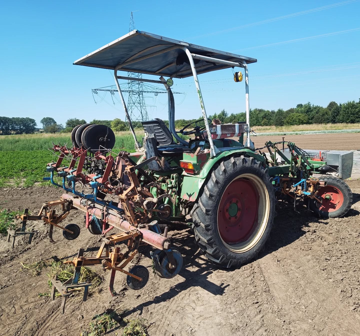 Ihr Lieben, wir wünschen Euch allen frohe Weihnachten! Wir wünschen Euch Zeit zum Durchatmen, ....