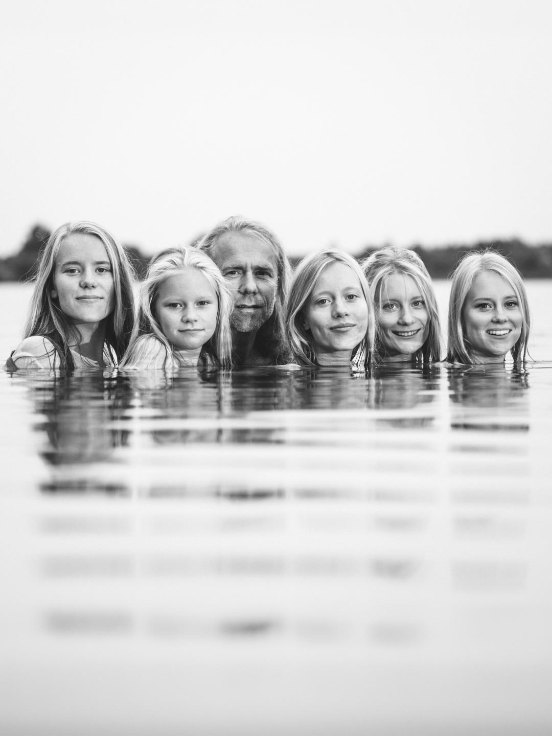 Fotografie, Video, 3D & Webdesign Brandenburg | M. Friel 2 Eine Verbindung entsteht nicht über Nacht. Tom, der Vater der @millerfamilyband , kennt mich schon, seit ich ein Kind war. Heute stehe ich hinter der Kamera und gestalte das visuelle Erscheinungsbild seiner Band. Für mich endet die Fotografie nicht mit dem Ja-Wort. Ob Hochzeiten, Familien oder Künstler – es geht immer um dasselbe: die Zeit festzuhalten und den Kern eines Menschen (oder einer Gruppe) sichtbar zu machen. Die Miller Family macht handgemachten Folk-Rock aus Mecklenburg-Vorpommern. Echt, geerdet und voller Harmonie. Genau so, wie ich meine Bilder mag. Es ist mir eine Ehre, ihre Alben visuell zu begleiten. Photography is about relationships. —— A connection doesn’t happen overnight. Tom, the father of the Miller Family, has known me since I was a child. Today, I stand behind the camera and design the visual appearance of his band. For me, photography doesn’t end with the ‘I do’. Whether weddings, families or artists – it’s always about the same thing: capturing the moment and revealing the essence of a person (or a group). The Miller Family makes handmade folk rock from Mecklenburg-Western Pomerania. Authentic, grounded and full of harmony. Just the way I like my pictures. It is an honour to accompany their albums visually. Photography is about relationships.