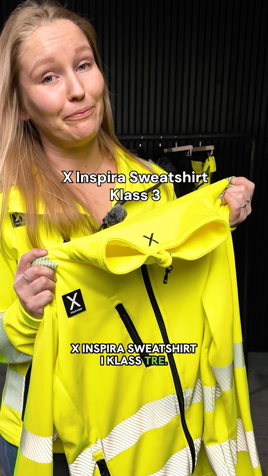 När man jobbar i varsel hela dagen märks det direkt om plagget begränsar eller bara funkar. Den här sweatshirtjackan sitter följsamt utan att strama, med ett stretchigt tyg som klarar rörelse, slit och tempo utan att kännas tung 👷♂️ Varslet ger tydlig synlighet där det behövs och de segmenterade reflexerna följer med i kroppen när man jobbar, istället för att bromsa rörligheten. Dragkedjan i fronten gör det lätt att justera när kroppen blir varm, och det förlängda ryggslutet håller korsryggen skyddad när det drar kallt eller man böjer sig ofta ❄️ Fickor med dragkedja gör att grejerna ligger kvar där de ska, en arbetsjacka som känns mer som ett bekvämt vardagsplagg än ett tråkigt arbetsplagg man måste stå ut med 👍