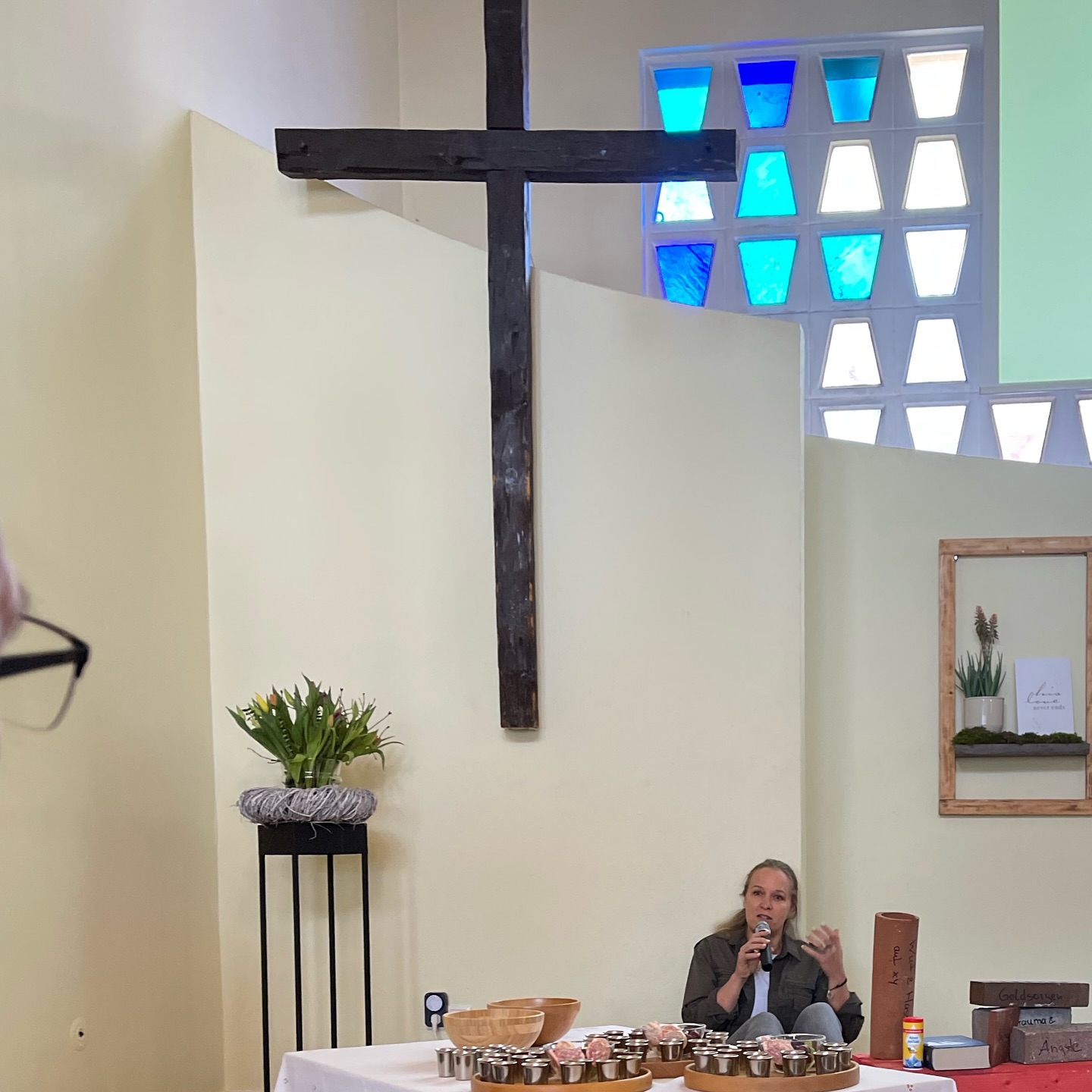 Göttlicher Tausch: Sorgen gegen Freiheit
Meine erste Predigt
(Aufzeichnung auf meinem YT Kanal
Es gibt Zeiten, da wachsen Dinge im Unsichtbaren.
Bei mir war es die letzten Monate, nein, im Grunde genommen Jahre so!
Viel Zeit und Kraft flossen und fließen in mein Theologiestudium und andere Dinge wie Social Media und auch meine Arbeit im Institut traten in den Hintergrund.
Nun durfte letzten Sonntag ein erstes Samenkorn nicht nur wachsen sondern sogar blühen! Meine erste offizielle Predigt empfinde ich als einen Meilenstein.
Dabei war es mir wichtig, vor allem auch Menschen abzuholen, die wenig mit dem christlichen Glauben anfangen können.