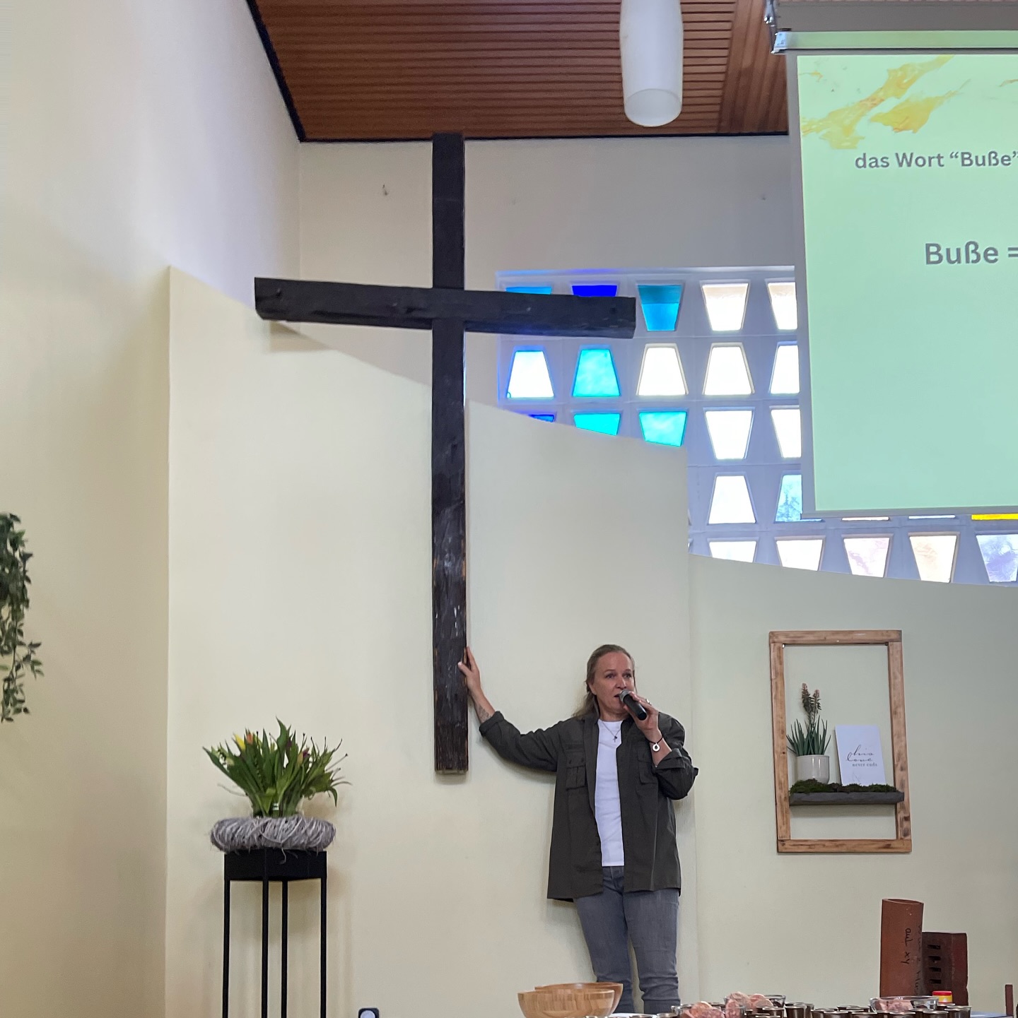 Göttlicher Tausch: Sorgen gegen Freiheit
Meine erste Predigt
(Aufzeichnung auf meinem YT Kanal
Es gibt Zeiten, da wachsen Dinge im Unsichtbaren.
Bei mir war es die letzten Monate, nein, im Grunde genommen Jahre so!
Viel Zeit und Kraft flossen und fließen in mein Theologiestudium und andere Dinge wie Social Media und auch meine Arbeit im Institut traten in den Hintergrund.
Nun durfte letzten Sonntag ein erstes Samenkorn nicht nur wachsen sondern sogar blühen! Meine erste offizielle Predigt empfinde ich als einen Meilenstein.
Dabei war es mir wichtig, vor allem auch Menschen abzuholen, die wenig mit dem christlichen Glauben anfangen können.