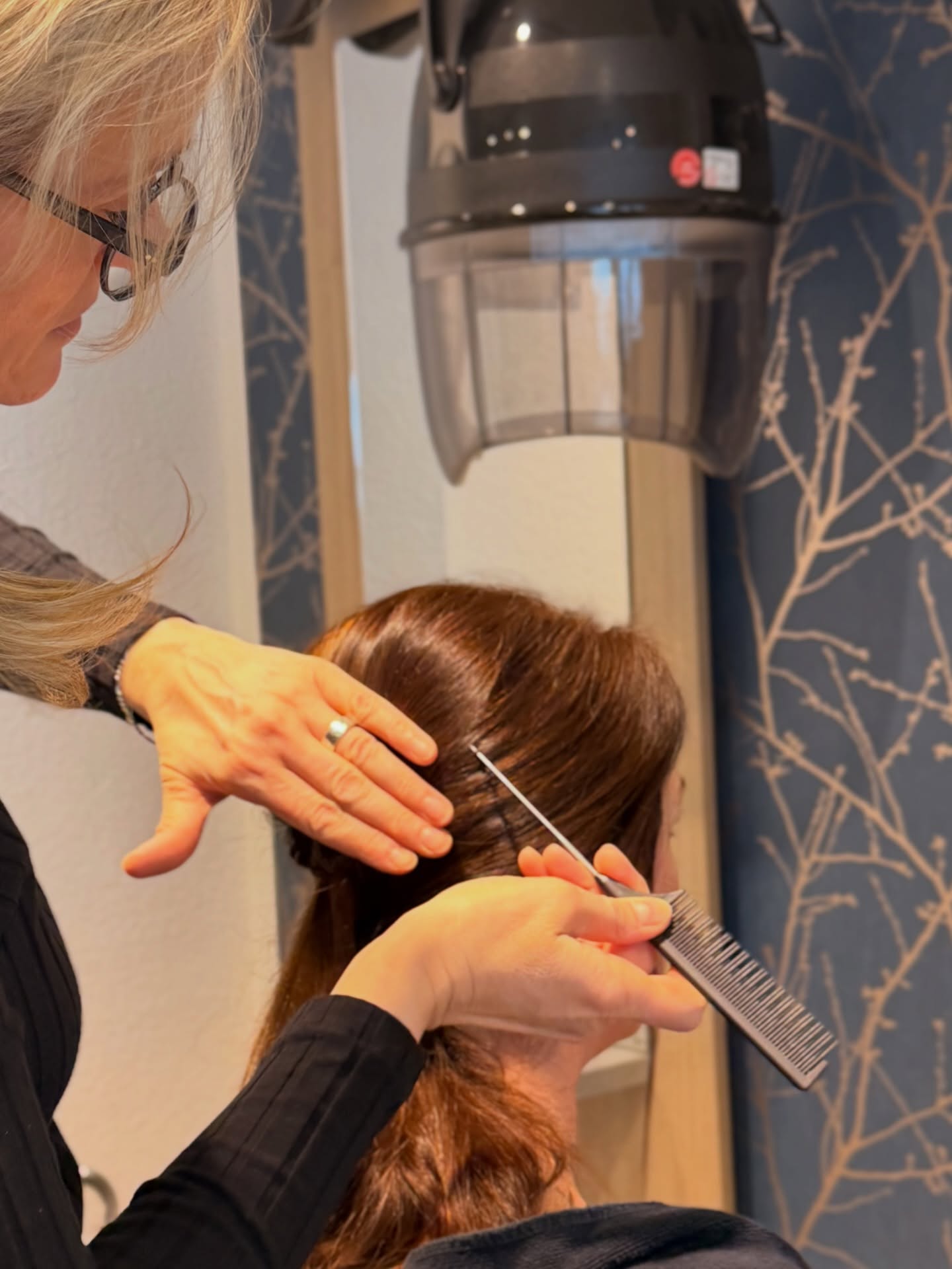 Semper Opernball 2026
Frisuren on point ✔️
Gute Laune garantiert ✔️
Danke an unsere Kundinnen und Kunden, die wir balltauglich machen durften ✨
Extra Shoutout an Emily & Ben – Debütanten-Glow inklusive, Haarschnitt natürlich frisch 💇♀️💇♂️
Wir, die beHAARlichkeit , mittendrin statt nur dabei💃🕺🎶