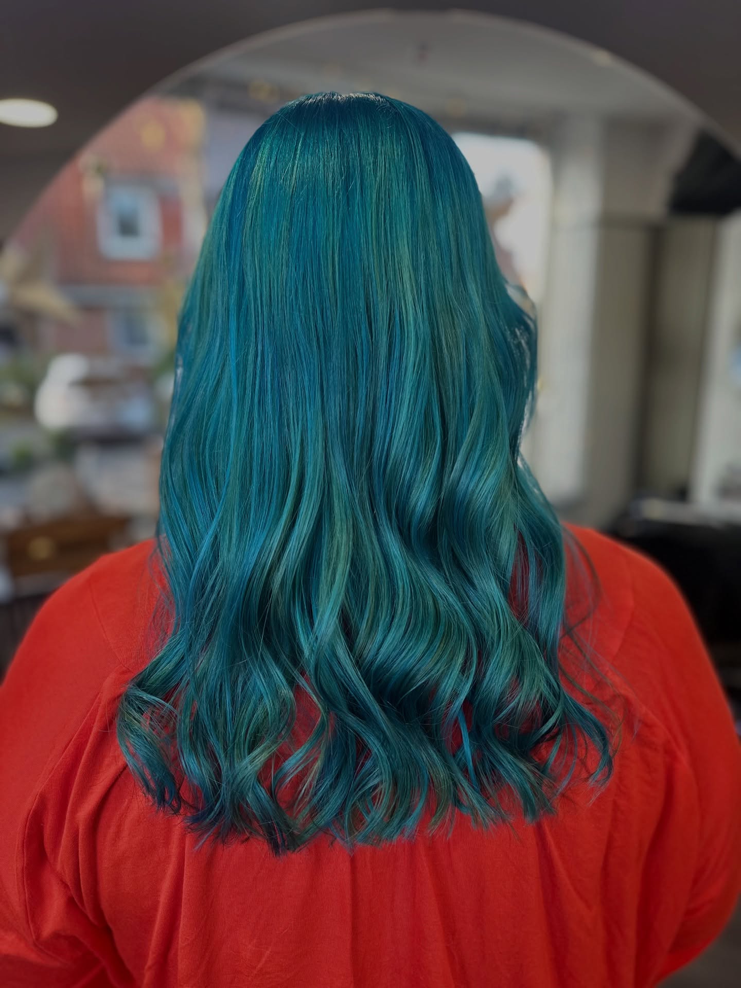 Manchmal braucht es einfach ein bisschen Mut zur Farbe 💙
Schritt für Schritt entsteht hier ein leuchtendes Türkis auf vorblondiertem Haar.
Wir lieben diese Verwandlungen jedes Mal aufs Neue ✨
#londaprofessional #friseur #bremen #mutzurfarbe❤️🧡💛💚💙💜 #homeofhairbremen