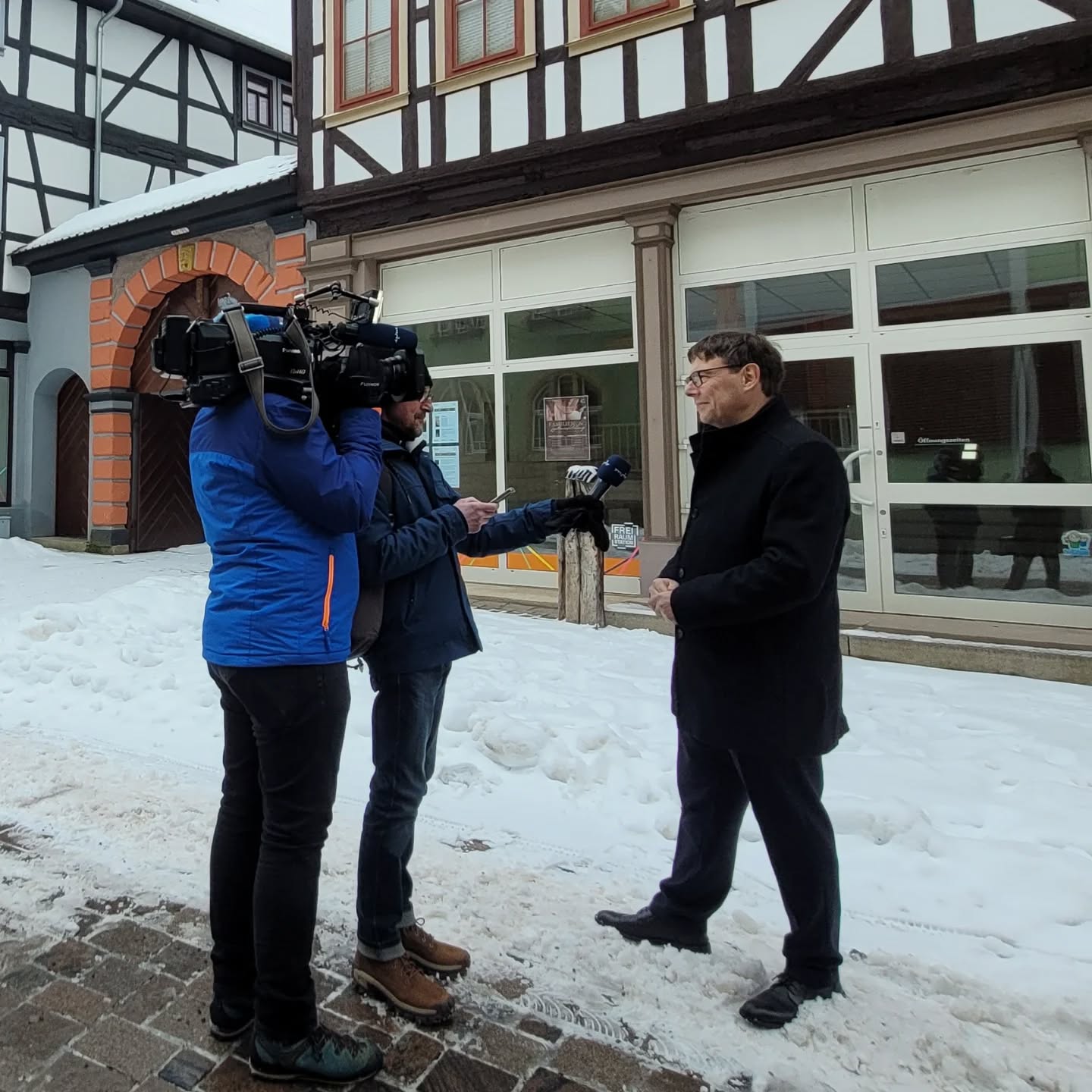 MDR THÜRINGEN ZU GAST IN SCHMALKALDEN
Vor über einen Jahr begannen wir mit der FreiRaumStation in der Innenstadt von Schmalkalden Impulse zu setzen. Die FreiRaumStation rüttelt auf, verbindet Menschen, Räume & Ideen und zeigt Potenziale auf.
In dem gesamten Projektverlauf haben wir mit sechs verschiedenen Leerständen gearbeitet, bei denen es teilweise zu Eigentümerwechsel und Eigennutzung kam. Diese Flächen standen uns und dem Projekt für eine Zwischennutzung nicht mehr zur Verfügung, dafür waren aber auch wieder andere Immobilieneigentümer interessiert an der gemeinsamen Projektarbeit. Auf drei Flächen konnten sechs Zwischennutzungen, von 3 Wochen bis 6 Monate, ermöglicht werden.
Es wurden viele Erkenntnisse erlangt werden, darunter das Leerstand keine Alternative ist und es hier die Weiterentwicklung der Probenutzung in Schmalkalden geben soll. Daran wird weiter gearbeitet, wie so eine Verstetigung des Prozesses aussehen kann.
Mehr im Beitrag vom MDR Journal vom 01.02.2026
https://www.mdr.de/video/mdr-videos/f/video-988354.html
Die FreiRaumStation ist ein Projekt von dem Büro @die.zukunftsoptimisten und wurde gefördert vom Thüringer Ministerium für Wirtschaft, Landwirtschaft und Ländlichen Raum. Vielen Dank für die gute Zusammenarbeit!
#Schmalkalden #thueringen #thueringerwald #diezukunftsoptimisten #leerstandbelebung