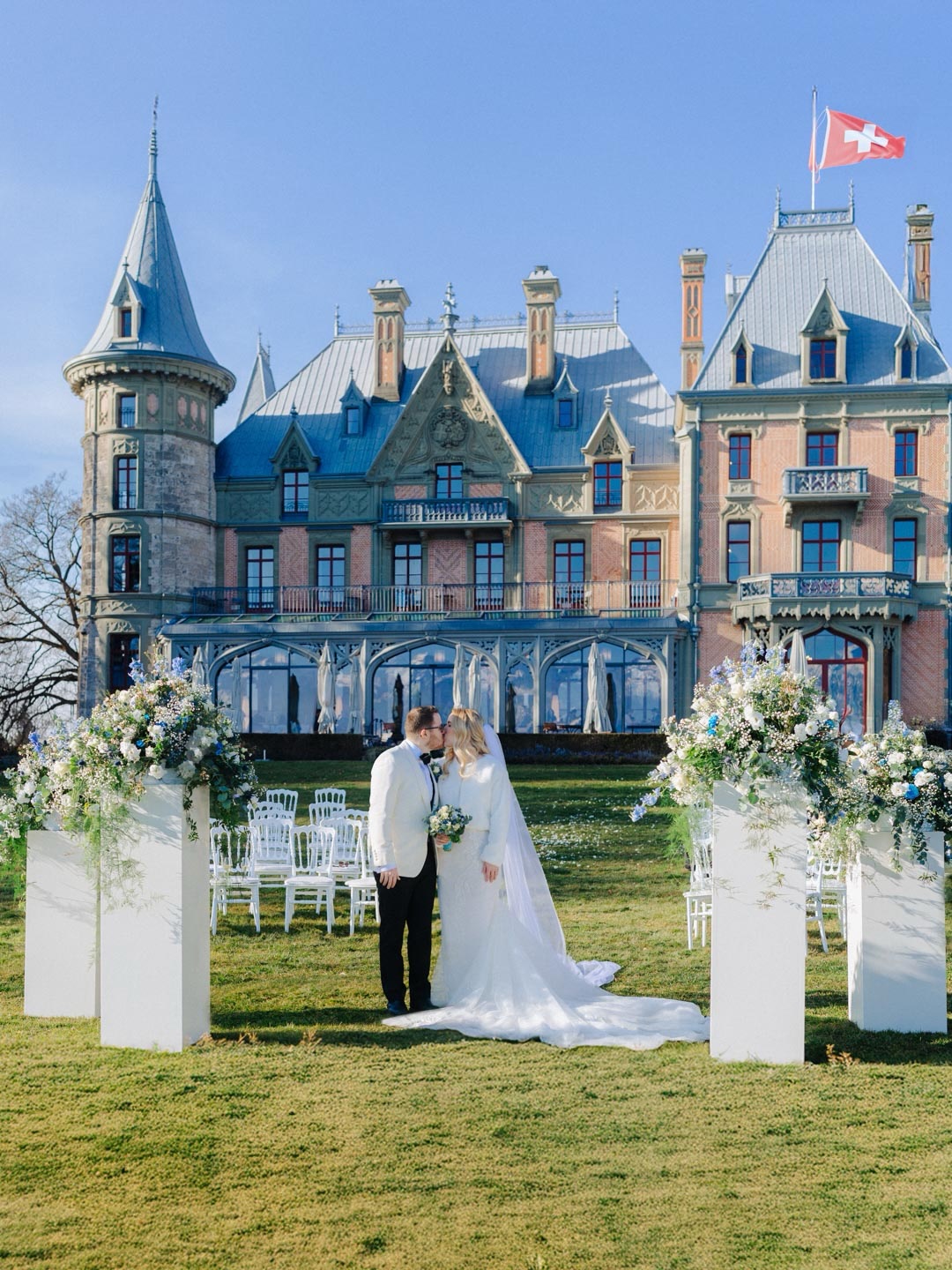 Fotografie, Video, 3D & Webdesign Brandenburg | M. Friel 1 Wir können die Zeit nicht anhalten. Aber wir können sie festhalten. Ein Jahr. 365 Tage. Genau vor einem Jahr standen Jasmine und Raphael am Ufer des Thunersees in der Schweiz. Sie genossen die kühle Bergluft, das leise Wasser und die verschneiten Alpen im Hintergrund. Und dann, in diesem einen flüchtigen Moment, durchbrach ein Farbfeuerwerk die winterliche Stille. Es war die perfekte Balance aus absoluter Ruhe und explosiver Emotion, gefolgt von einer eleganten Feier im Victoria Jungfrau Grand Hotel in Interlaken. Janine (@janine_stange) vom Team @sarahlinow , die dieses Wochenende so meisterhaft geplant hat, schrieb heute Morgen dazu: „Manche Hochzeiten bleiben nicht nur in Erinnerung – sie hinterlassen ein Gefühl. Romantisch, stilvoll, zeitlos.“ Wenn ich mir diese Bilder heute ansehe, weiß ich genau, was sie meint. Der Tag verfliegt, aber das Gefühl bleibt für die Ewigkeit. Happy 1st Anniversary, J&R. 🏔️🤍 —— We cannot stop time. But we can capture it. One year. 365 days. Exactly one year ago, Jasmine and Raphael stood on the shores of Lake Thun in Switzerland. They enjoyed the cool mountain air, the calm water and the snow-covered Alps in the background. And then, in that one fleeting moment, a burst of colour broke the winter silence. It was the perfect balance of absolute tranquillity and explosive emotion, followed by an elegant celebration at the Victoria Jungfrau Grand Hotel in Interlaken. Janine, who so masterfully planned this weekend, wrote this morning: ‘Some weddings don’t just stay in your memory – they leave you with a feeling. Romantic, stylish, timeless.’ Looking at these pictures today, I know exactly what she means. The day flies by, but the feeling lasts forever. Happy 1st Anniversary, J&R. 🏔️🤍