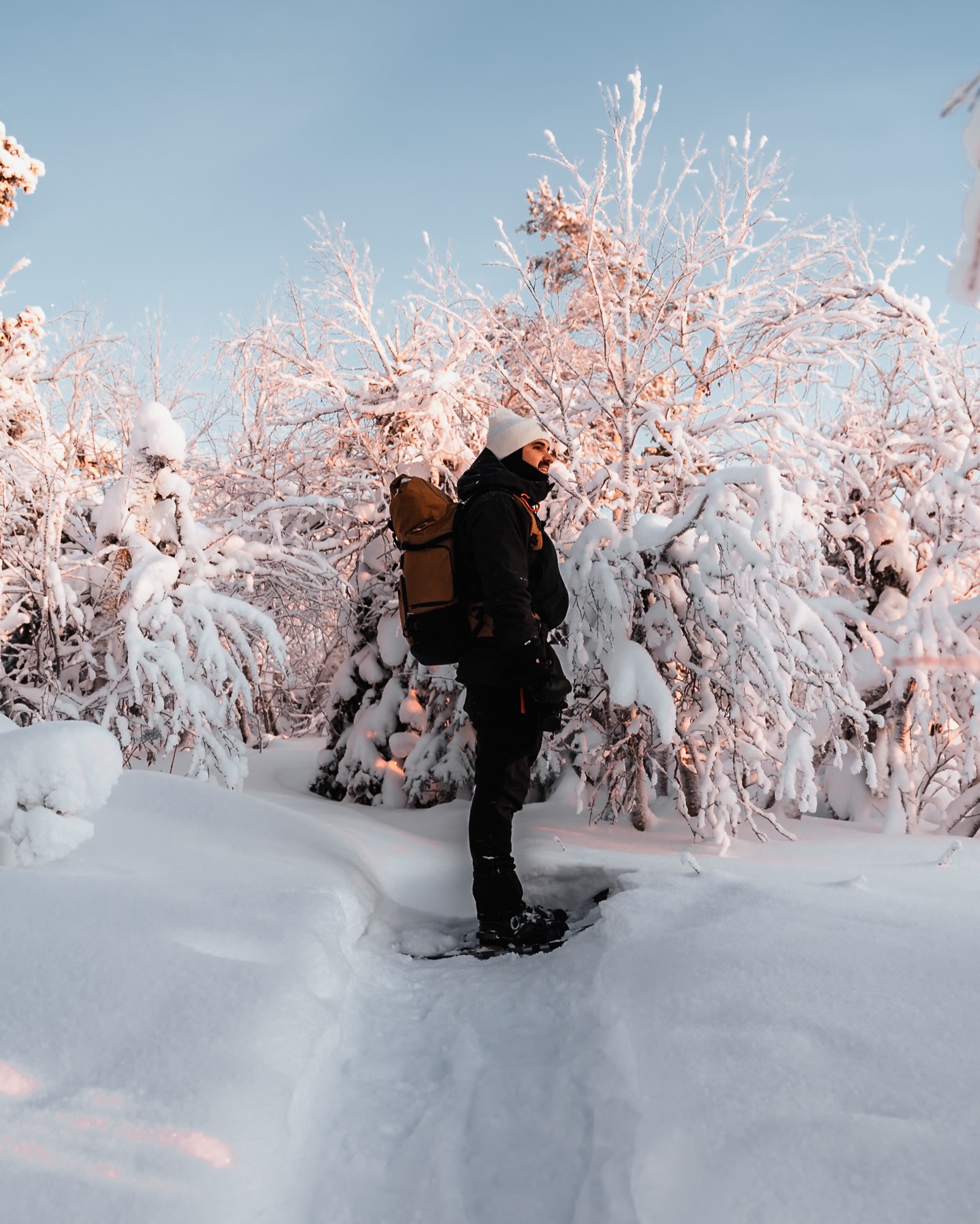 Diese Wanderung werde ich so schnell nicht vergessen. Jeder Schritt war einfach doppelt so anstrengend wie im Sommer. Zu allem Überfluss haben wir uns auch noch verlaufen. 😅
#lappland #finnishlapland #winter #landscapephotography #outdoor