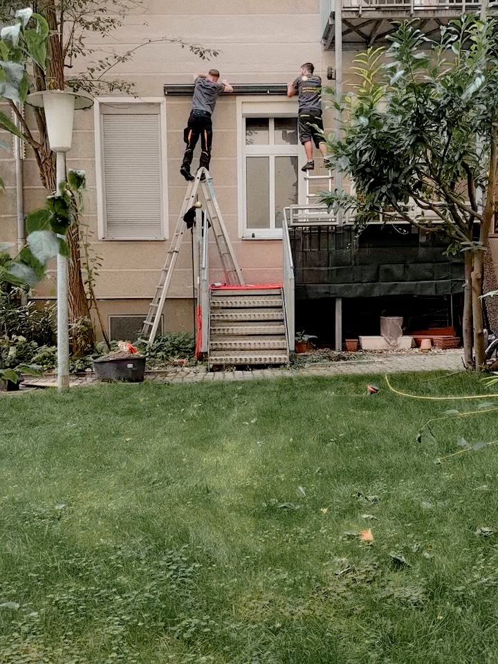 In wenigen Sekunden sieht man, wie aus Einzelteilen ein komplett fertiges T100 wird. Sauberer Aufbau, präzise Arbeit und am Ende eine stabile, elegante Lösung für perfekten Regenschutz.
Das T100 steht jetzt wie aus einem Guss und zeigt, wie viel Technik in so einem System steckt – nur dass es im Zeitraffer fast spielerisch wirkt.