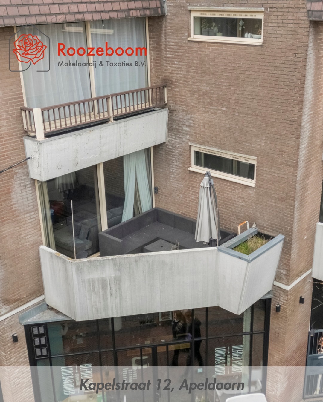 📣 NIEUW! Kapelstraat 12, Apeldoorn 🏡
Op een toplocatie in het centrum van Apeldoorn ligt dit nette en verzorgde appartement op de tweede verdieping van een goed onderhouden complex met lift. Hier combineer je het levendige stadsleven met een fijne, rustige woonomgeving✨🌿
Highlights🌟
🌹 Lichte woonkamer met open keuken en diverse inbouwapparatuur
🌹 Extra kamer met stijlvolle glaswand & taatsdeur, perfect als kantoor, hobby- of slaapkamer
🌹 Moderne tegelvloer in living, kantoor en slaapkamer
🌹 Balkon op het zuidoosten ☀️
🌹 Eigen berging (ca. 8 m²) met elektra + gezamenlijke fietsenberging
📍 Alles op loopafstand: winkels, horeca, voorzieningen én het station.
🌳 Vlakbij de prachtige Veluwe, ideaal voor wandel- en fietsliefhebbers.
Benieuwd naar de sfeer en mogelijkheden?
📩 Plan een bezichtiging en ervaar het zelf!
#apeldoorn #apeldoorntekoop #tekoop #makelaarapeldoorn