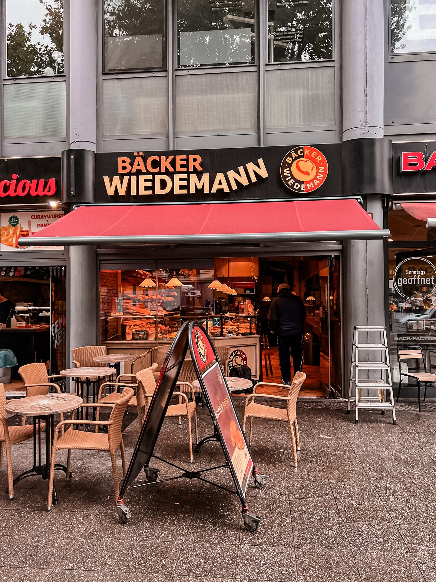 Die neue Markise bei Wiedemann sitzt dank speziell angefertigter Sonderkonsolen perfekt an ihrem Platz. Die Halterungen wurden genau auf die Gegebenheiten vor Ort angepasst, damit alles sauber trägt und dauerhaft stabil bleibt.
Das Ergebnis: eine Markise, die technisch wie optisch richtig gut sitzt – und dem Standort ein deutlich aufgeräumteres, hochwertigeres Bild gibt. 🥐🥖