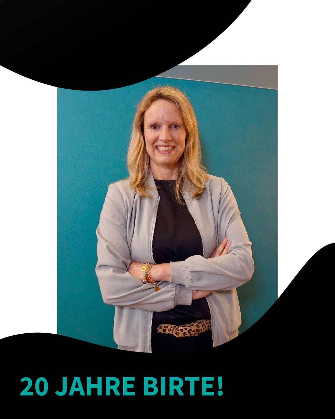 20 Jahre Birte bei #OvL! 🎉🐋
Zwei Jahrzehnte Expertise, Leidenschaft und jede Menge gemeinsame Erfolge. Birte ist seit 20 Jahren fester Teil unseres Teams und prägt ORCA van Loon jeden Tag mit ihrer fröhlichen Art.
Danke, Birte, für die Treue, dein Engagement und all die Momente, in denen es darauf ankam. Wir sind dankbar, dich an unserer Seite zu haben! 🌟 Auf die nächsten Jahre!
#Jubiläum #20Jahre #TeamOvL #Hamburg