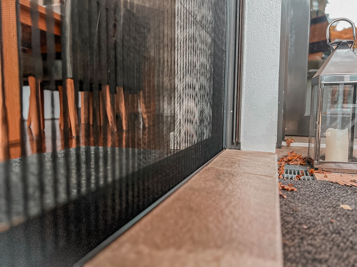 Hier haben wir eine Insektenschutztür montiert, die millimetergenau in den schmalen Bereich zwischen Fenster und Rollladen passt. Leicht, stabil und sauber geführt – genau auf den vorhandenen Platz abgestimmt.
So bleibt frische Luft drin, die Insekten draußen und das Fenster lässt sich trotzdem ganz normal nutzen. Eine Lösung, die perfekt sitzt, ohne aufzutragen. 🧚🏼