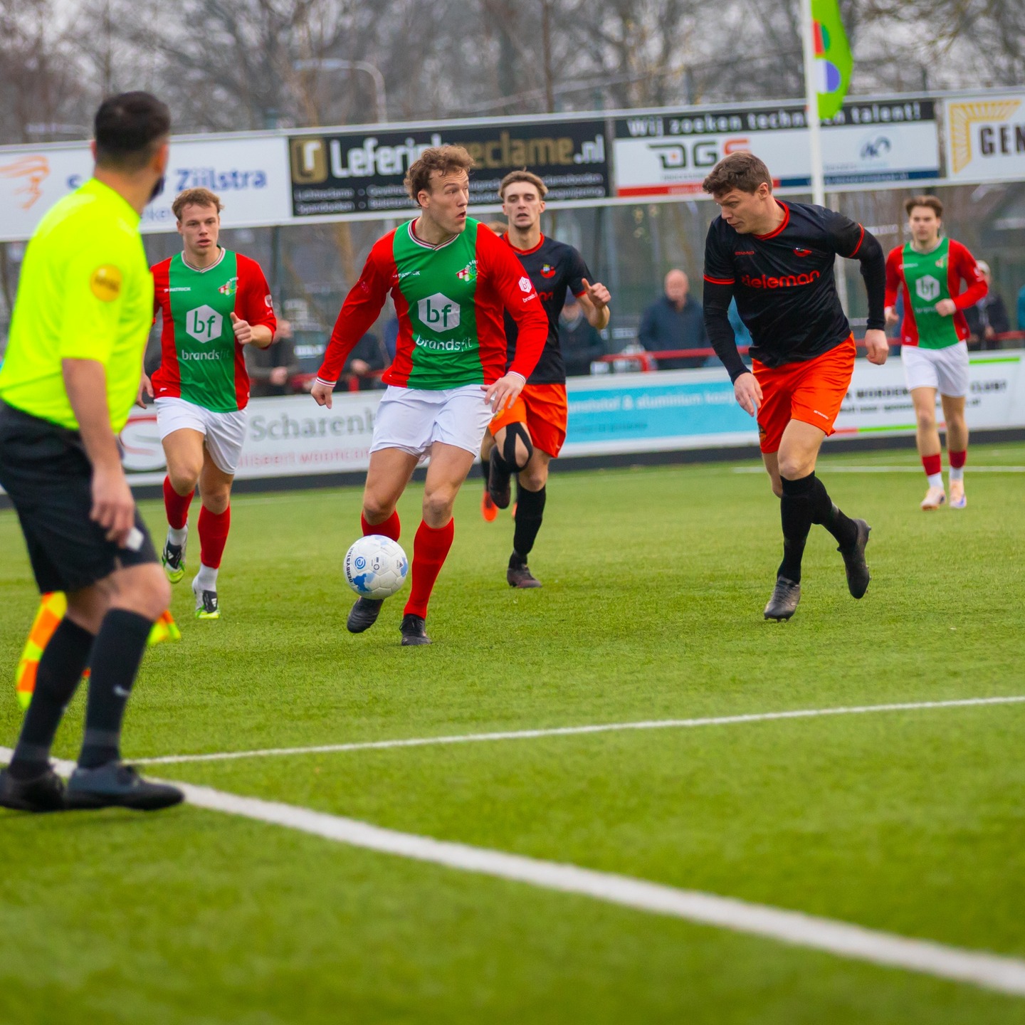 Wat een avond op De Greune. ❤️💚🔥
Al vóór de aftrap was het bijzonder. De spelers verschenen in speciale shirts voor Peter en samen met de jeugdspelers werd bij de opkomst van de teams een prachtige sfeeractie neergezet. Een kippenvelmoment dat perfect liet zien waar @svbonboys voor staat.
Daarna volgde een wedstrijd die alles in zich had. Bon Boys kwam drie keer op voorsprong, maar @s.v.nieuwleusen knokte zich telkens terug in de wedstrijd. Toen de bezoekers vlak voor tijd de 3-3 maakten, leek puntenverlies ineens dichtbij.
Maar dit team gaf niet op. In de 96e minuut viel alsnog de beslissing. Na knap voorbereidend werk van @wesselwitbreuk was het @basterhogt die De Greune liet ontploffen van vreugde met de 4-3. Wat een ontlading. Wat een avond.
Een spektakelstuk, een ploeg met karakter en opnieuw drie punten voor de koploper.
📸 Bijzondere dank aan @thijsweegerink voor het maken van de fantastische sfeer- en actiefoto’s.
#BonBoys #DeGreune #Haaksbergen #Voetbal #Koploper #RoodGroenVerbindt