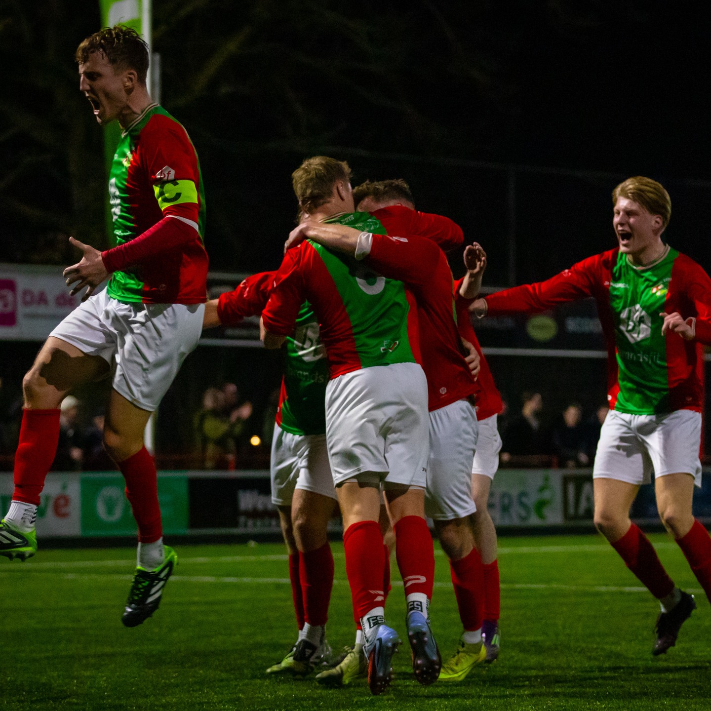 Wat een avond op De Greune. ❤️💚🔥
Al vóór de aftrap was het bijzonder. De spelers verschenen in speciale shirts voor Peter en samen met de jeugdspelers werd bij de opkomst van de teams een prachtige sfeeractie neergezet. Een kippenvelmoment dat perfect liet zien waar @svbonboys voor staat.
Daarna volgde een wedstrijd die alles in zich had. Bon Boys kwam drie keer op voorsprong, maar @s.v.nieuwleusen knokte zich telkens terug in de wedstrijd. Toen de bezoekers vlak voor tijd de 3-3 maakten, leek puntenverlies ineens dichtbij.
Maar dit team gaf niet op. In de 96e minuut viel alsnog de beslissing. Na knap voorbereidend werk van @wesselwitbreuk was het @basterhogt die De Greune liet ontploffen van vreugde met de 4-3. Wat een ontlading. Wat een avond.
Een spektakelstuk, een ploeg met karakter en opnieuw drie punten voor de koploper.
📸 Bijzondere dank aan @thijsweegerink voor het maken van de fantastische sfeer- en actiefoto’s.
#BonBoys #DeGreune #Haaksbergen #Voetbal #Koploper #RoodGroenVerbindt