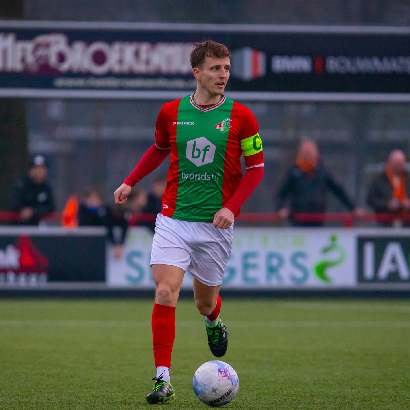 Wat een avond op De Greune. ❤️💚🔥
Al vóór de aftrap was het bijzonder. De spelers verschenen in speciale shirts voor Peter en samen met de jeugdspelers werd bij de opkomst van de teams een prachtige sfeeractie neergezet. Een kippenvelmoment dat perfect liet zien waar @svbonboys voor staat.
Daarna volgde een wedstrijd die alles in zich had. Bon Boys kwam drie keer op voorsprong, maar @s.v.nieuwleusen knokte zich telkens terug in de wedstrijd. Toen de bezoekers vlak voor tijd de 3-3 maakten, leek puntenverlies ineens dichtbij.
Maar dit team gaf niet op. In de 96e minuut viel alsnog de beslissing. Na knap voorbereidend werk van @wesselwitbreuk was het @basterhogt die De Greune liet ontploffen van vreugde met de 4-3. Wat een ontlading. Wat een avond.
Een spektakelstuk, een ploeg met karakter en opnieuw drie punten voor de koploper.
📸 Bijzondere dank aan @thijsweegerink voor het maken van de fantastische sfeer- en actiefoto’s.
#BonBoys #DeGreune #Haaksbergen #Voetbal #Koploper #RoodGroenVerbindt