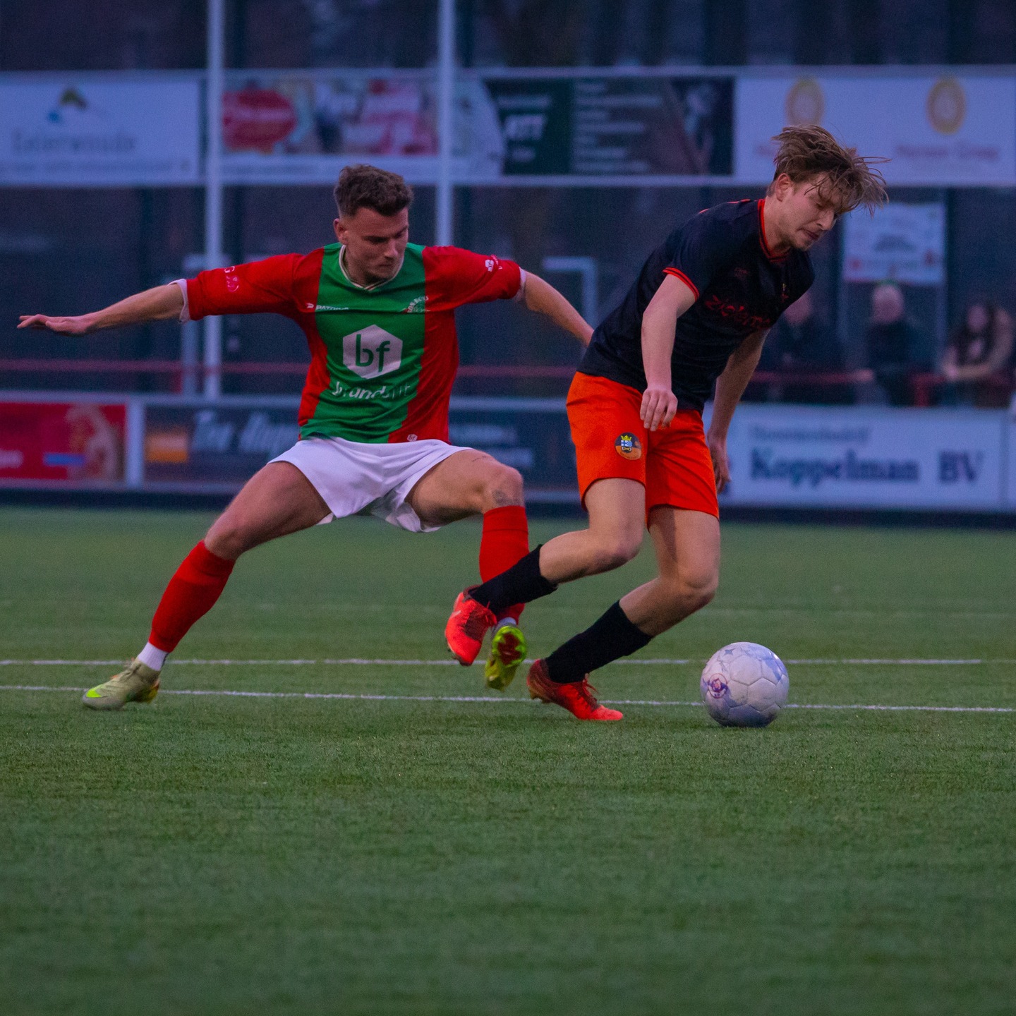 Wat een avond op De Greune. ❤️💚🔥
Al vóór de aftrap was het bijzonder. De spelers verschenen in speciale shirts voor Peter en samen met de jeugdspelers werd bij de opkomst van de teams een prachtige sfeeractie neergezet. Een kippenvelmoment dat perfect liet zien waar @svbonboys voor staat.
Daarna volgde een wedstrijd die alles in zich had. Bon Boys kwam drie keer op voorsprong, maar @s.v.nieuwleusen knokte zich telkens terug in de wedstrijd. Toen de bezoekers vlak voor tijd de 3-3 maakten, leek puntenverlies ineens dichtbij.
Maar dit team gaf niet op. In de 96e minuut viel alsnog de beslissing. Na knap voorbereidend werk van @wesselwitbreuk was het @basterhogt die De Greune liet ontploffen van vreugde met de 4-3. Wat een ontlading. Wat een avond.
Een spektakelstuk, een ploeg met karakter en opnieuw drie punten voor de koploper.
📸 Bijzondere dank aan @thijsweegerink voor het maken van de fantastische sfeer- en actiefoto’s.
#BonBoys #DeGreune #Haaksbergen #Voetbal #Koploper #RoodGroenVerbindt
