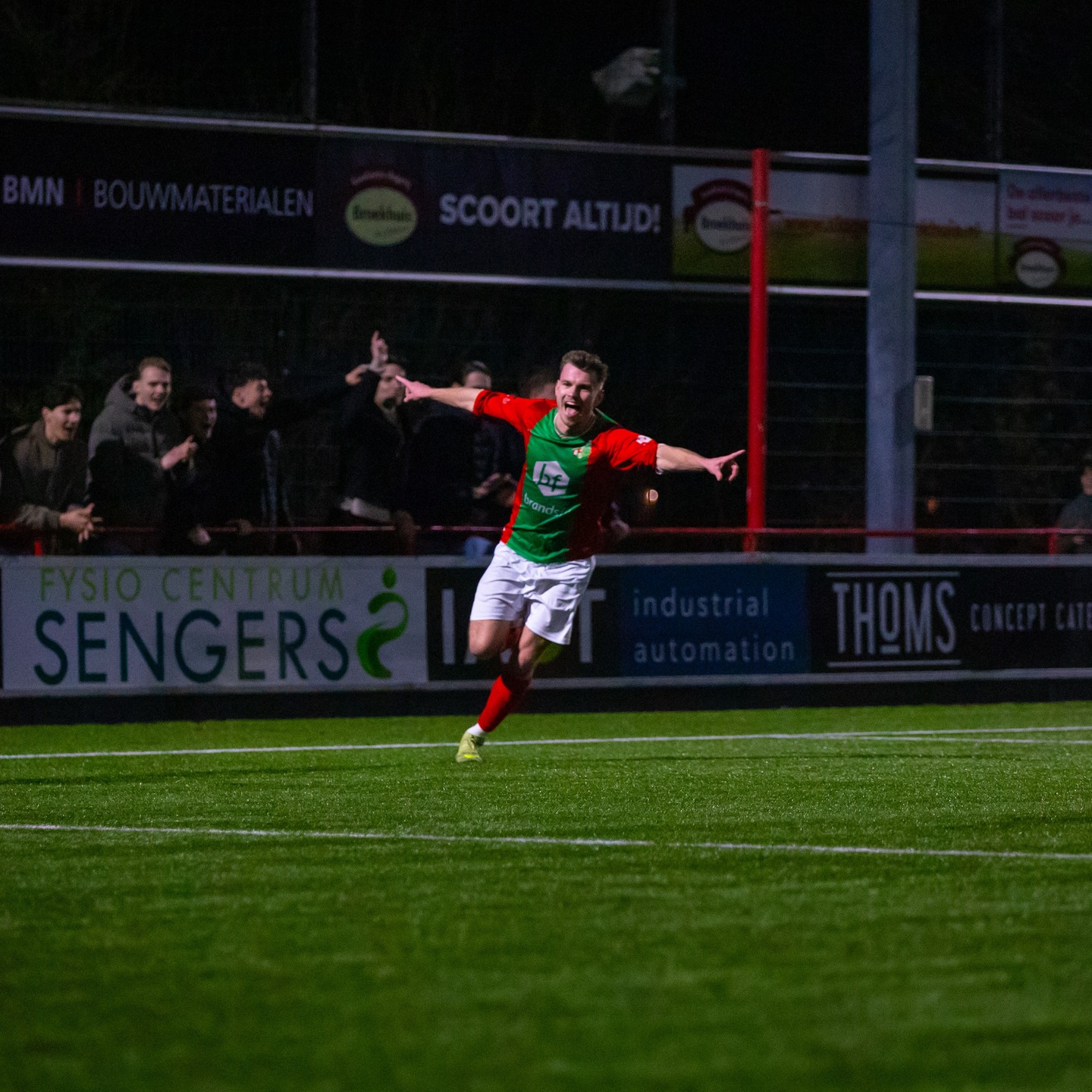 Wat een avond op De Greune. ❤️💚🔥
Al vóór de aftrap was het bijzonder. De spelers verschenen in speciale shirts voor Peter en samen met de jeugdspelers werd bij de opkomst van de teams een prachtige sfeeractie neergezet. Een kippenvelmoment dat perfect liet zien waar @svbonboys voor staat.
Daarna volgde een wedstrijd die alles in zich had. Bon Boys kwam drie keer op voorsprong, maar @s.v.nieuwleusen knokte zich telkens terug in de wedstrijd. Toen de bezoekers vlak voor tijd de 3-3 maakten, leek puntenverlies ineens dichtbij.
Maar dit team gaf niet op. In de 96e minuut viel alsnog de beslissing. Na knap voorbereidend werk van @wesselwitbreuk was het @basterhogt die De Greune liet ontploffen van vreugde met de 4-3. Wat een ontlading. Wat een avond.
Een spektakelstuk, een ploeg met karakter en opnieuw drie punten voor de koploper.
📸 Bijzondere dank aan @thijsweegerink voor het maken van de fantastische sfeer- en actiefoto’s.
#BonBoys #DeGreune #Haaksbergen #Voetbal #Koploper #RoodGroenVerbindt