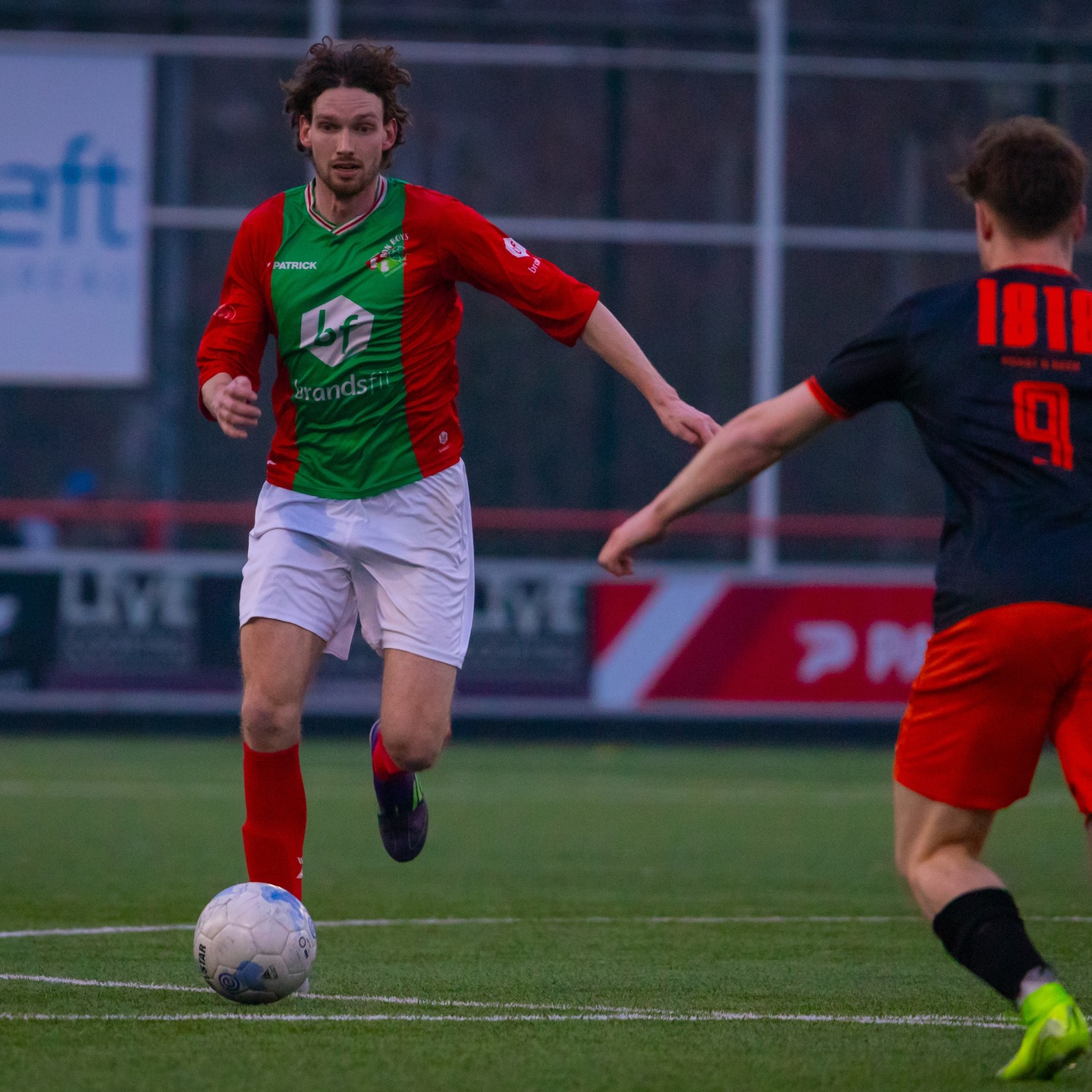 Wat een avond op De Greune. ❤️💚🔥
Al vóór de aftrap was het bijzonder. De spelers verschenen in speciale shirts voor Peter en samen met de jeugdspelers werd bij de opkomst van de teams een prachtige sfeeractie neergezet. Een kippenvelmoment dat perfect liet zien waar @svbonboys voor staat.
Daarna volgde een wedstrijd die alles in zich had. Bon Boys kwam drie keer op voorsprong, maar @s.v.nieuwleusen knokte zich telkens terug in de wedstrijd. Toen de bezoekers vlak voor tijd de 3-3 maakten, leek puntenverlies ineens dichtbij.
Maar dit team gaf niet op. In de 96e minuut viel alsnog de beslissing. Na knap voorbereidend werk van @wesselwitbreuk was het @basterhogt die De Greune liet ontploffen van vreugde met de 4-3. Wat een ontlading. Wat een avond.
Een spektakelstuk, een ploeg met karakter en opnieuw drie punten voor de koploper.
📸 Bijzondere dank aan @thijsweegerink voor het maken van de fantastische sfeer- en actiefoto’s.
#BonBoys #DeGreune #Haaksbergen #Voetbal #Koploper #RoodGroenVerbindt