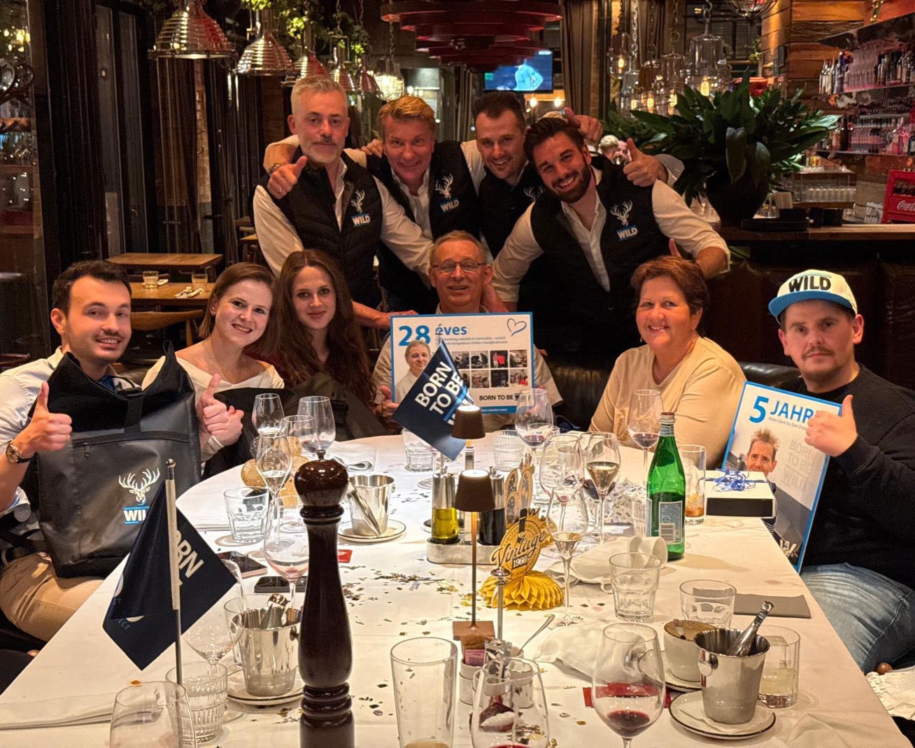 🥳 Lieber István, herzlichen Glückwunsch zum 60. Geburtstag und zum 28. jährigen Firmenjubiläum.
Herzlichen Glückwunsch auch an Zsolt zum 5. jährigen Firmenjubiläum. Das WILD-Team ist extra nach Budapest gereist und hat beide mit einem besonderen Abend beschenkt. Es war eine schöne Überraschung! 💙
🥳 Dear István, congratulations on your 60th birthday and your 28th company anniversary!
Congratulations also to Zsolt on his 5th company anniversary. The WILD team traveled to Budapest especially to treat them both to a special evening. It was a wonderful surprise! 💙
🥳 Kedves István, gratulálok a 60. születésnapodhoz és a 28. céges évfordulódhoz!
Zsolt is gratulálok az 5. céges évfordulójához. A WILD csapata kifejezetten azért utazott Budapestre, hogy egy különleges estével kedveskedjen nekik. Csodálatos meglepetés volt! 💙