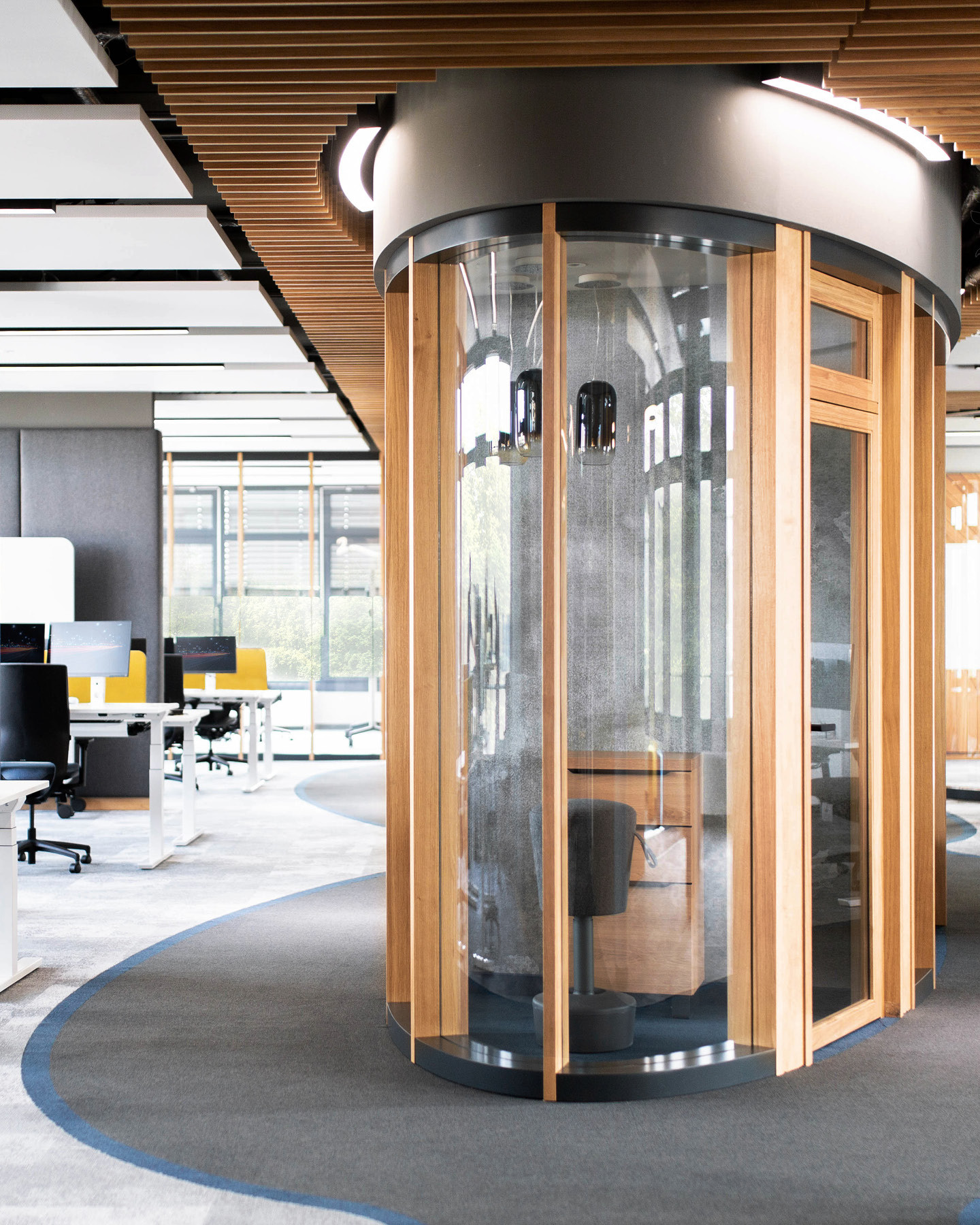 RIVERTY GROUP WORKPLACE
The forward-looking office design presents flexible solutions for intelligent and innovative collaboration. In the course of digitalization and in accordance with the principles of „New Work“, open carrels, glazed group and conference rooms, semi-glazed free-standing round boxes and classic open-space workplaces were designed - all in the spirit of the creative economy, with state-of-the-art technology and intelligent equipment.
#kitzigdesignstudios #kitziginteriordesign #interior #officedesign #newwork #design #interiordesign #officespace #workspace #officedecor #officefurniture #workplace #headquartersinterior