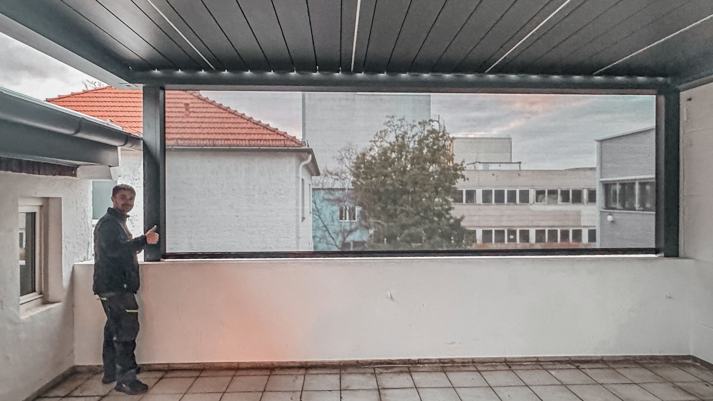 Für die Mitarbeitenden gab es ein echtes Upgrade: ein neues Lamellendach, das den Pausenbereich deutlich aufwertet. Die Lamellen lassen sich je nach Licht öffnen oder schließen, der Platz ist jetzt wettergeschützt und wirkt sofort viel hochwertiger.
Ein Chef, der seinen Leuten etwas Gutes tun wollte – und genau das sieht und spürt man hier. Ein richtig schöner Ort zum Durchatmen. 😮💨