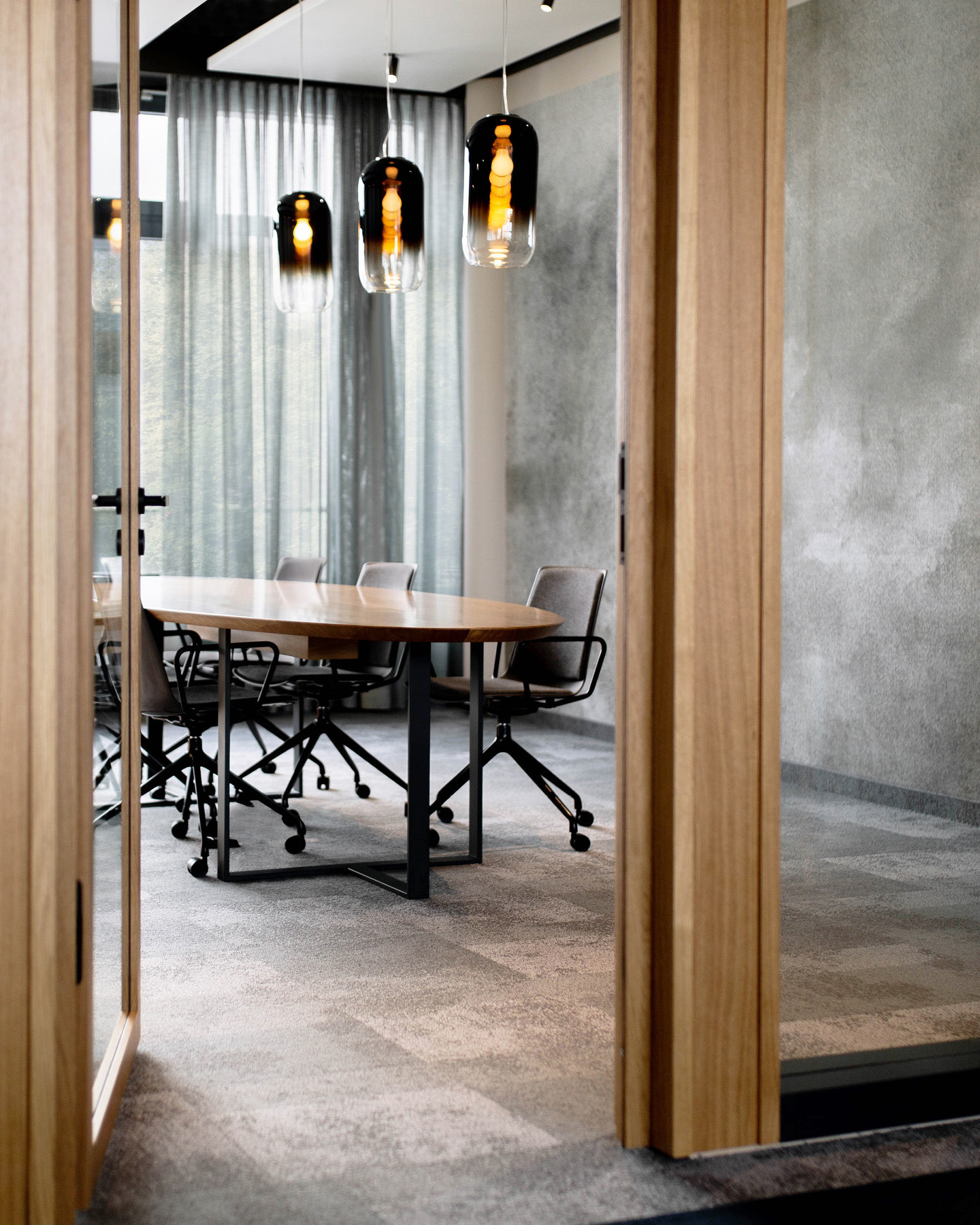 RIVERTY GROUP WORKPLACE
The forward-looking office design presents flexible solutions for intelligent and innovative collaboration. In the course of digitalization and in accordance with the principles of „New Work“, open carrels, glazed group and conference rooms, semi-glazed free-standing round boxes and classic open-space workplaces were designed - all in the spirit of the creative economy, with state-of-the-art technology and intelligent equipment.
#kitzigdesignstudios #kitziginteriordesign #interior #officedesign #newwork #design #interiordesign #officespace #workspace #officedecor #officefurniture #workplace #headquartersinterior