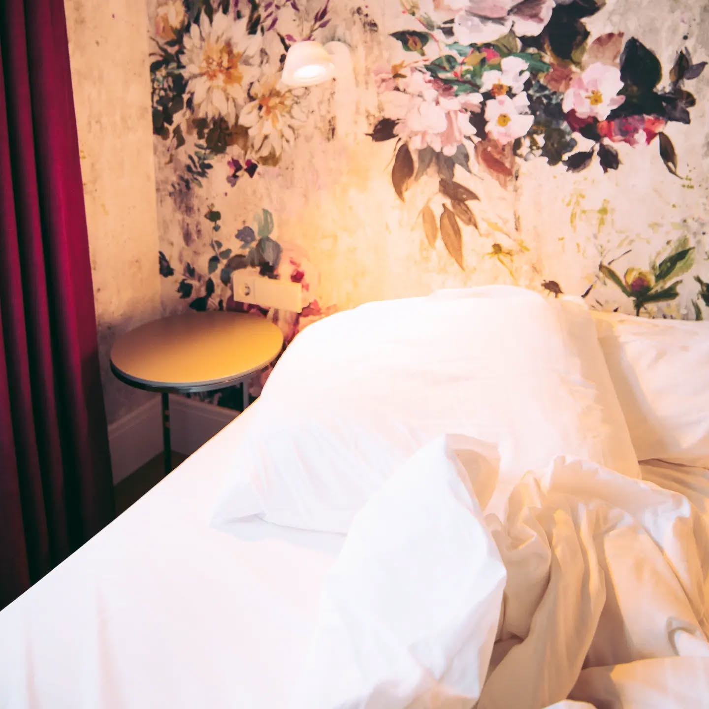 Werbung | Let's talk about.. Individualität!
Jeder Mensch ist irgendwo ein Individuum. Aber wie sieht's denn so mit Hotels aus? Die meisten Hotelbunker haben die gleich aufgebauten Zimmer, den selben Stil, den gleichen Wiedererkennungswert.
Das @moma1890_boutique_hotel
ist da unglaublich individuell. 51 Zimmer, die alle einen anderen Stil haben und ich muss sagen, ich hatte wohl das coolste Zimmer! Gebt euch diese Tapete! 😍
Neben den individuellen Zimmern bietet das Hotel auch ein cooles nachhaltiges Konzept. Minibars im Zimmer gibt es nicht. Dafür eine große Kühltruhe, zentral im Hotel, kostenlose Softdrinks und alkoholische Getränke gibt es zum Unkostenpreis. Und bleiben wir kurz bei der Nachhaltigkeit: Das Hotel befindet sich keine 100 Meter vom Ostbahnhof entfernt. Wir konnten also ganz easy mit dem Zug anreisen.
Ach und so ganz nebenbei hat das Hotel das coolste Treppenhaus! Was für ein schönes Design - und zurecht denkmalgeschützt! ❤️
Wer einen Städtetrip nach München plant, der ist in diesem Hotel wirklich gut aufgehoben. Im Stadtteil Haidhausen gibt's außerdem richtig gute Restaurants und vom Hotel zum Marienplatz läuft man auch in 20 Minuten.
Daumen hoch für so ein cooles Hotel! 👍🏼
Ihr seid gefragt, wo war euer individuellstes Hotel? 🌴🧳
#moma1890 #munich #muenchen #visitmunich #bavaria #bavarian #hofbraeu #bayern #visitbavaria #hotelsandresorts #dametraveler #girlsborntotravel #girlsvsglobe #cozyhome #darumurlaub #passionpassport #travelbook #weroamgermany #reisenmachtglücklich #weltentdecker #reiselust #weltverliebt #seeyourcity #reiseblogger #sheisnotlost #reiseblogger_de