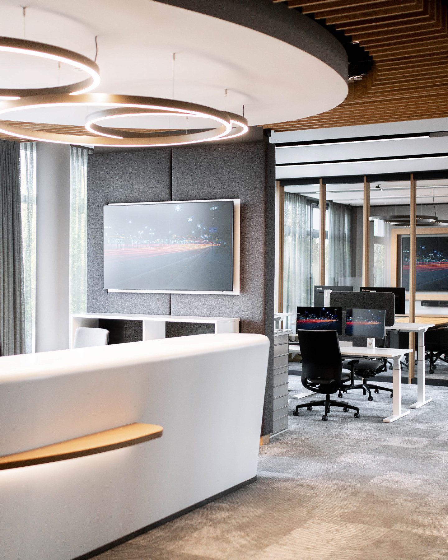 RIVERTY GROUP WORKPLACE
The forward-looking office design presents flexible solutions for intelligent and innovative collaboration. In the course of digitalization and in accordance with the principles of „New Work“, open carrels, glazed group and conference rooms, semi-glazed free-standing round boxes and classic open-space workplaces were designed - all in the spirit of the creative economy, with state-of-the-art technology and intelligent equipment.
#kitzigdesignstudios #kitziginteriordesign #interior #officedesign #newwork #design #interiordesign #officespace #workspace #officedecor #officefurniture #workplace #headquartersinterior