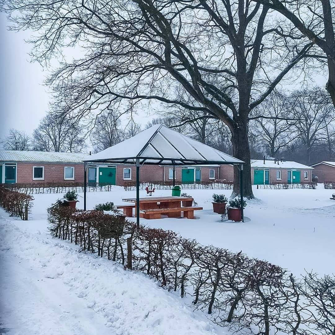 Winter in Holland! ❄
Gelukkig zitten onze werknemers uit Roemenië er warmpjes bij op ons park.
Het park is voorzien van het SNF keurmerk. Dit keurmerk laat zien dat deze locatie voldoet aan de gestelde normen van Stichting Normering Flexwonen.
.
.
.
#huisvesting #arbeidsmigranten #roemenen #SNFkeurmerk #winter #winterwonderland #snow #uitzendbureau #wervingenselectie