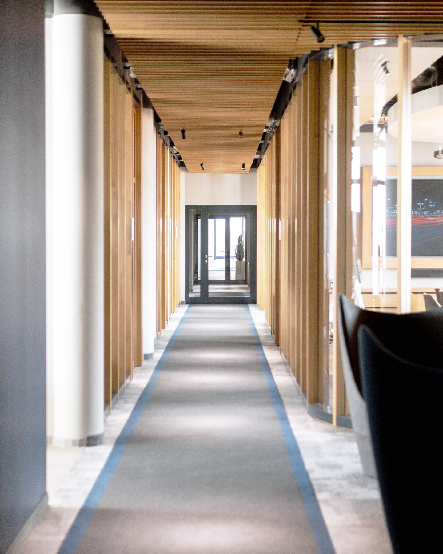 RIVERTY GROUP WORKPLACE
The forward-looking office design presents flexible solutions for intelligent and innovative collaboration. In the course of digitalization and in accordance with the principles of „New Work“, open carrels, glazed group and conference rooms, semi-glazed free-standing round boxes and classic open-space workplaces were designed - all in the spirit of the creative economy, with state-of-the-art technology and intelligent equipment.
#kitzigdesignstudios #kitziginteriordesign #interior #officedesign #newwork #design #interiordesign #officespace #workspace #officedecor #officefurniture #workplace #headquartersinterior