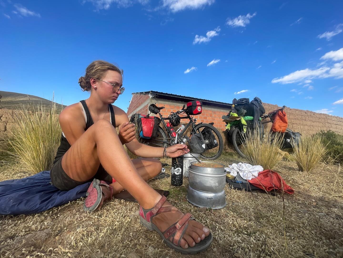 Nach der Nacht am Rande des Salzsees ging es dann weiter Richtung La Paz. Erstaunt beobachteten wir, wie die eine Seite des Salzsees, die Touristenattraktion von Bolivien war und keine 100 km entfernt die Meschen wieder unter einfachsten Bedigungen lebten. Wir freuten uns, denn wir hatten die letzten Tage genug Touristen gesehen. So genossen wir die Ruhe und die Möglichkeit das erste Mal wirklich in die Kultur Boliviens einzutauchen. Wir unterhielten uns mit Einheimischen, aßen wie das ganzen Dorf am Essensstand Mittag und lernten viel über das Leben der Meschen dort. Wir sahen die Armut, von der alle immer sprechen und durften erfahren, dass es im Grunde eine Sache der Perspektive ist. Die Frauen waren oft glücklich mit ihrem Leben und mit dem was sie haben. Sie kannten es nicht anderes und lebten das Leben, das alle dort leben. Sie haben auf ihren Feldern gearbeitet, hatten also genug zu essen, ein Dach über dem Kopf und eine glückliche Familie. Die sieben Tage bis La Paz genossen wir also nochmal sehr und waren sehr inspriert von der Sichtweise aufs Leben der Meschen dort. Doch wir freuten uns auch auf die Pause in La Paz und all die Sachen die wir in dieser wunderschönen Stadt geplant hatten. Mehr dazu dann aber im nächsten Beitrag.