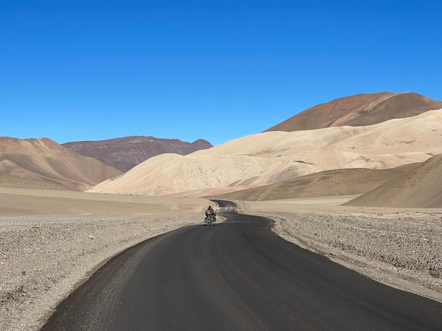Nach einem Abstecher an den Pazifik, wo wir Charlottes Geburtstag verbracht haben, ging es direkt weiter zum nächsten Andenpass. Durch die Atacama-Wüste kämpften wir uns nicht nur bergauf. Denn ohne Zivilisation hatten wir auch mit Wassermangel zu kämpfen.
Wie wir es trotzdem mit der Hilfe von netten Menschen geschafft haben, erneut auf 4700 Meter zu kommen und wie fazinierend die Laguna Verde für uns war, haben wir in unserem neuem Beitrag ausführlich beschrieben: https://www.zuzweitweg.de/suedamerika-23-24/laguna-verde-und-paso-san-francisco/2024/05/08/