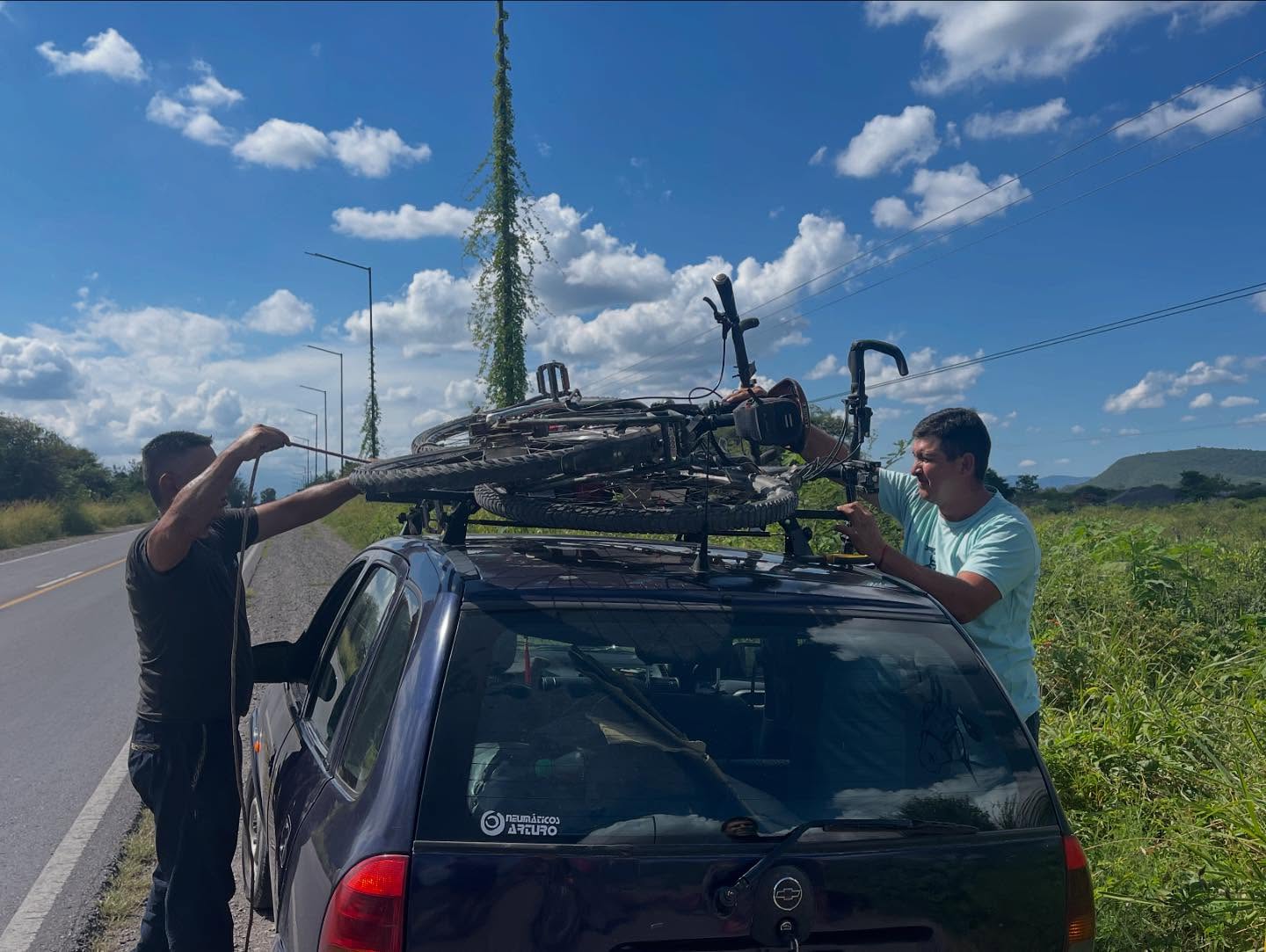 Nach dem San Francisco Pass folgte für uns eine schöne lange Abfahrt. Da wir uns sehr auf eine Pause freuten, wollten wir dann so schnell wie möglich nach Salta kommen. Auf dem Weg dorthin hatten wir jedoch mit einer kaputten Kurbel zu kämpfen, sodass wir schlussendlich die letzten knapp 80 Kilometer trampen mussten. Zunächst ein ziemliches Drama für uns, doch im Nachhinein eine Erfahrung, bei der wir so viele nette Menschen kennen lernen durften, die wir niemals missen wollen würden. Auch unsere Zeit in Salta lief leider nicht ganz wie erwartet, da man auf dem einzigen Campingplatz der Stadt nicht zelten durfte.
PS: Zu diesem und den folgenden Beiträgen wird es erstmal keinen ausführlichen Blogbeitrag geben, da wir in der letzten Zeit keine Zeit und auch keine Lust hatten, alles aufzuschreiben. Eventuell holen wir das aber noch nach, sobald wir wieder zu Hause sind.